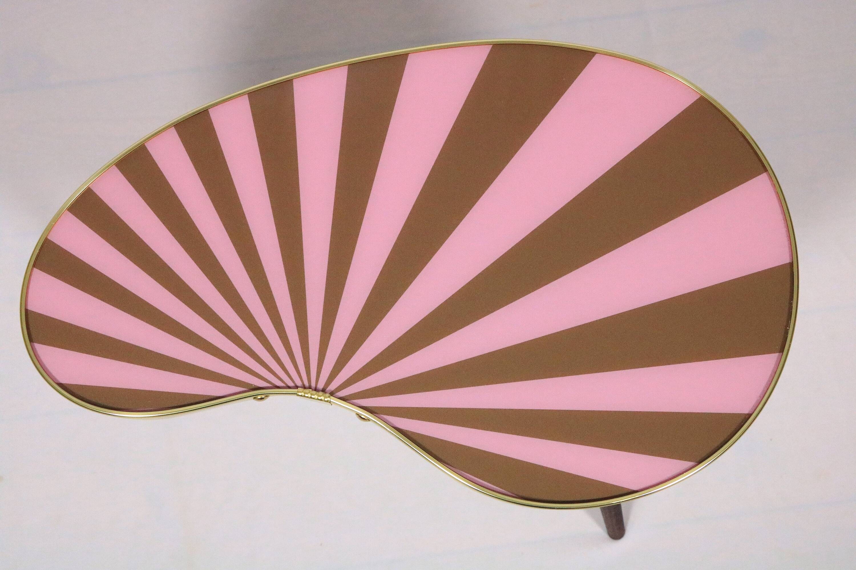 Petite table d'appoint, forme rein, rayures rose-taupe, 3 pieds élégants, style années 50
