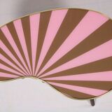 Petite table d'appoint, forme rein, rayures rose-taupe, 3 pieds élégants, style années 50
