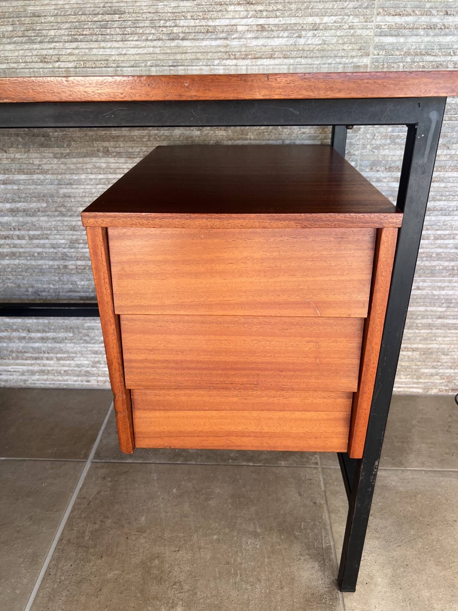 1960s modernist desk in wood and black metal, model CM172 by Paulin for Thonet.
