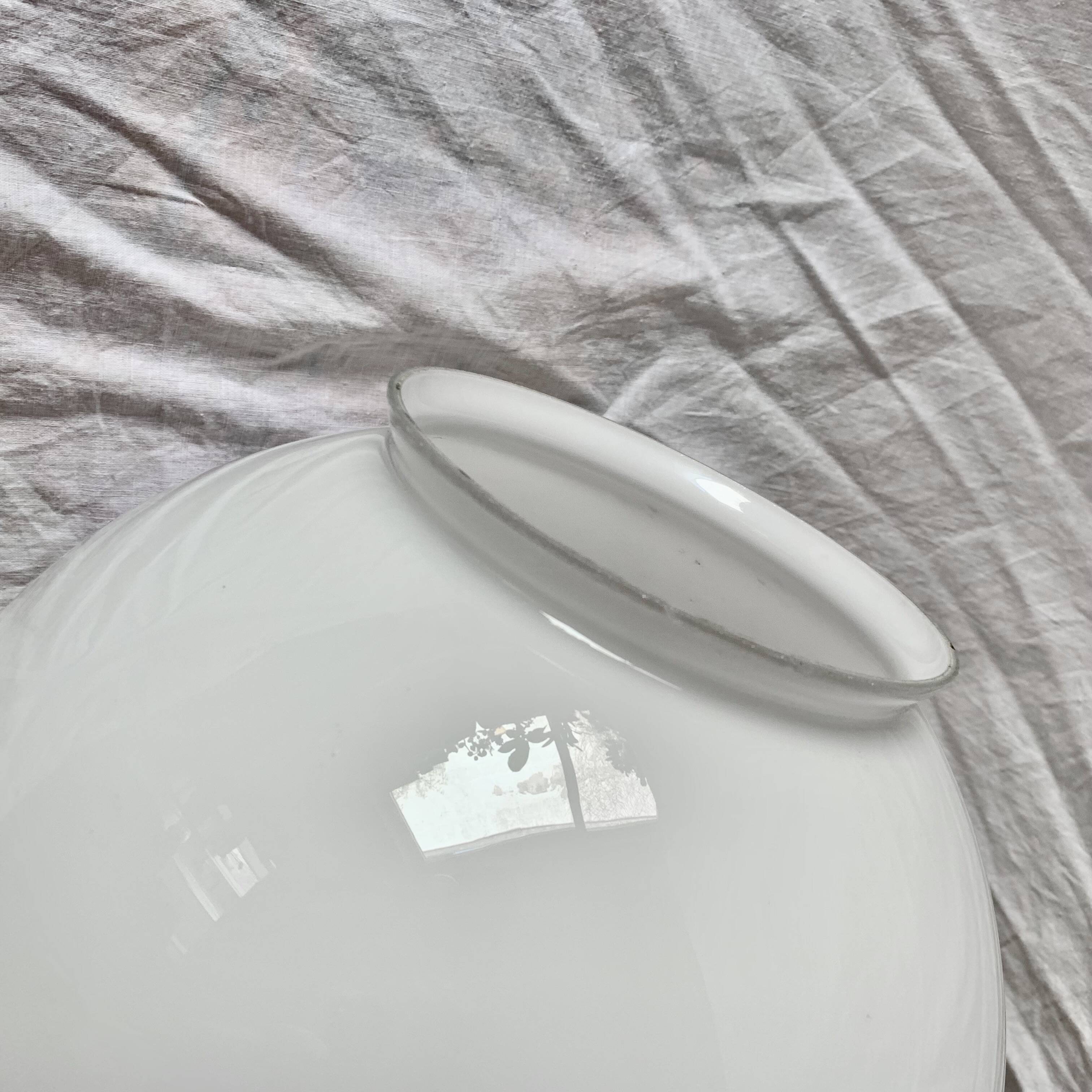 Globe boule vintage en opaline blanche - 28 cm