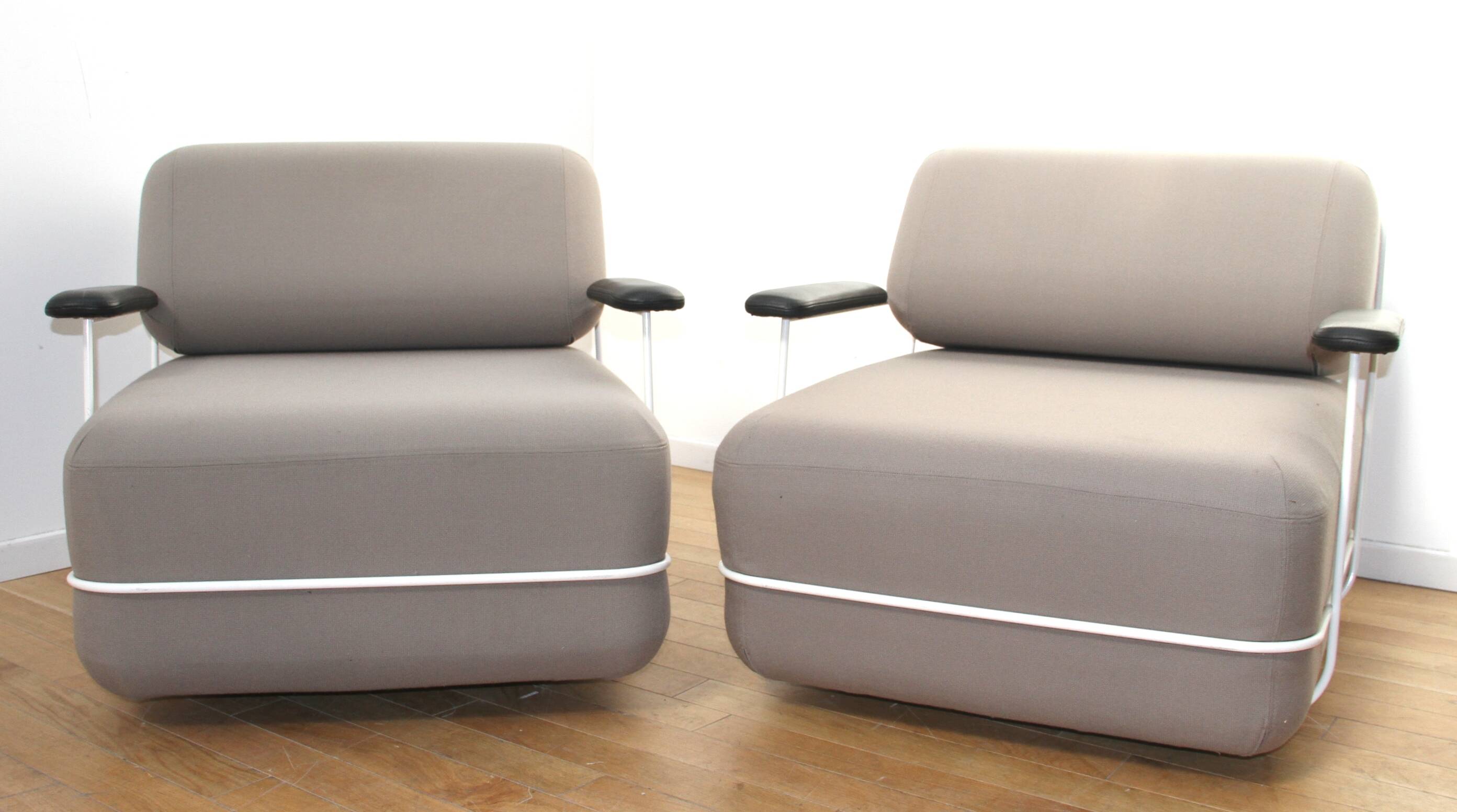 Pebble designer armchair, Bla Station