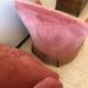 Paire de fauteuils crapaud vintage en velours rose