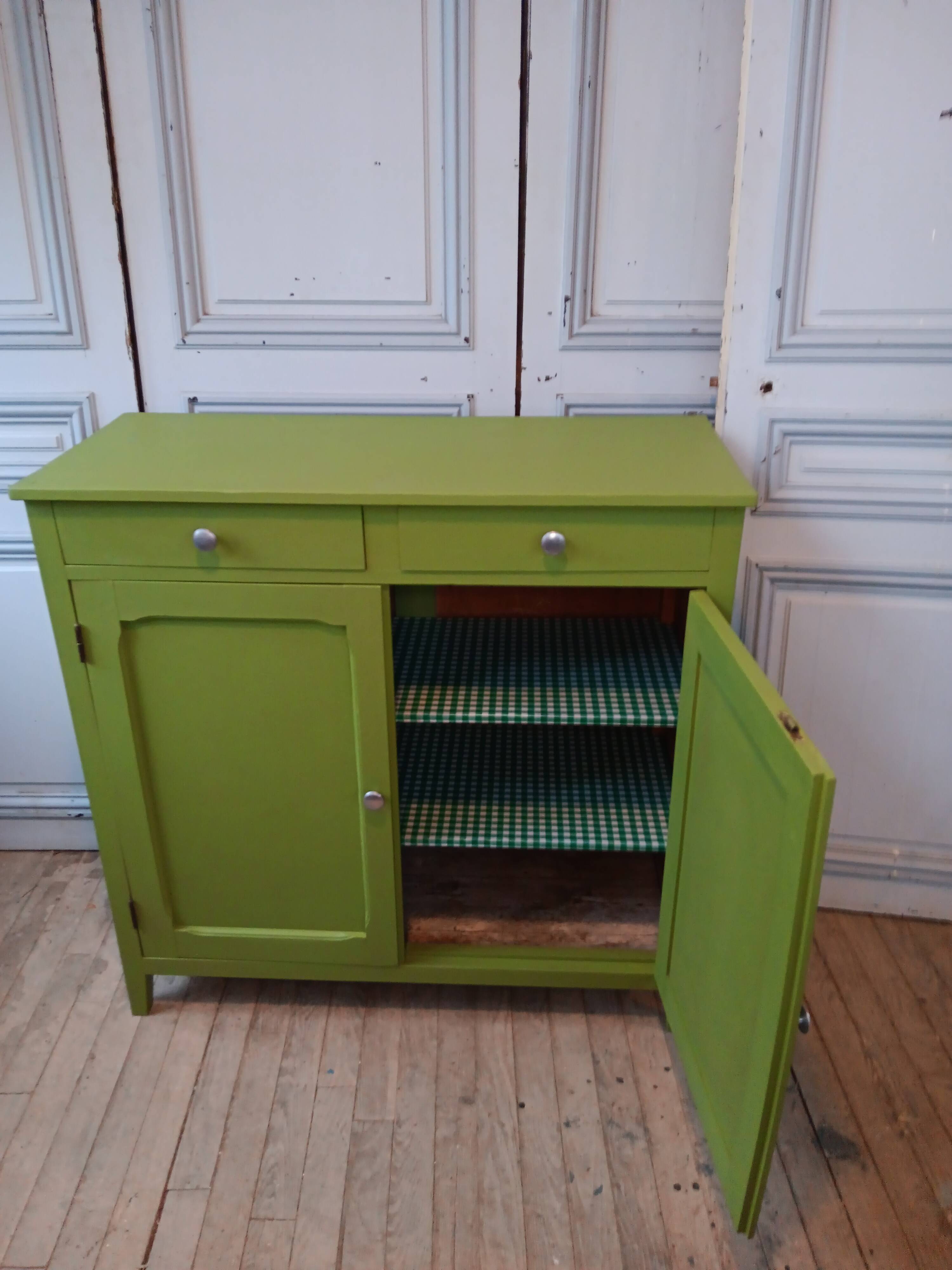 Green Parisian Buffet