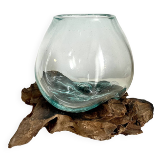 Vase en verre soufflé moulé sur une souche de bois