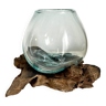 Vase en verre soufflé moulé sur une souche de bois