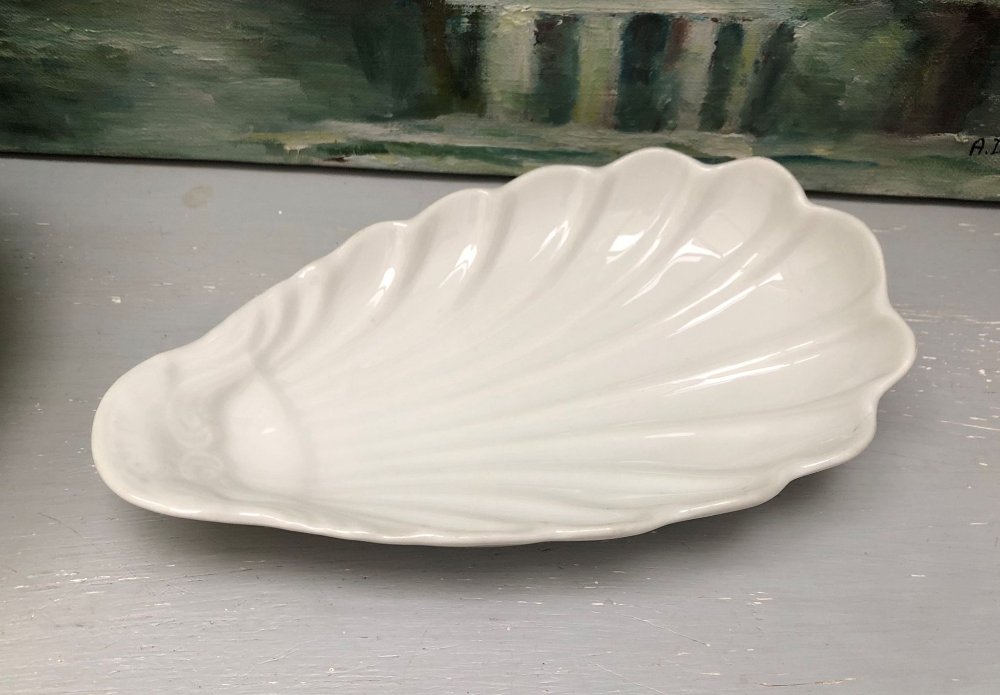 Empty pocket in fine antique porcelain, shell-shaped