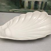 Empty pocket in fine antique porcelain, shell-shaped