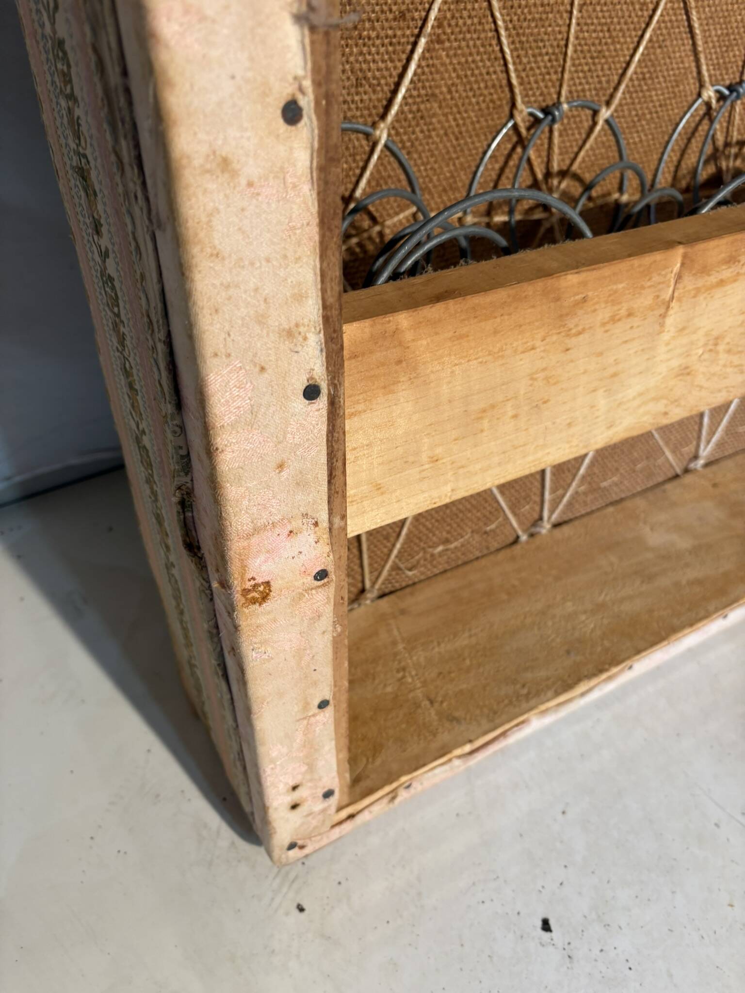 Antique Louis XVI style daybed in carved wood and patterned fabric