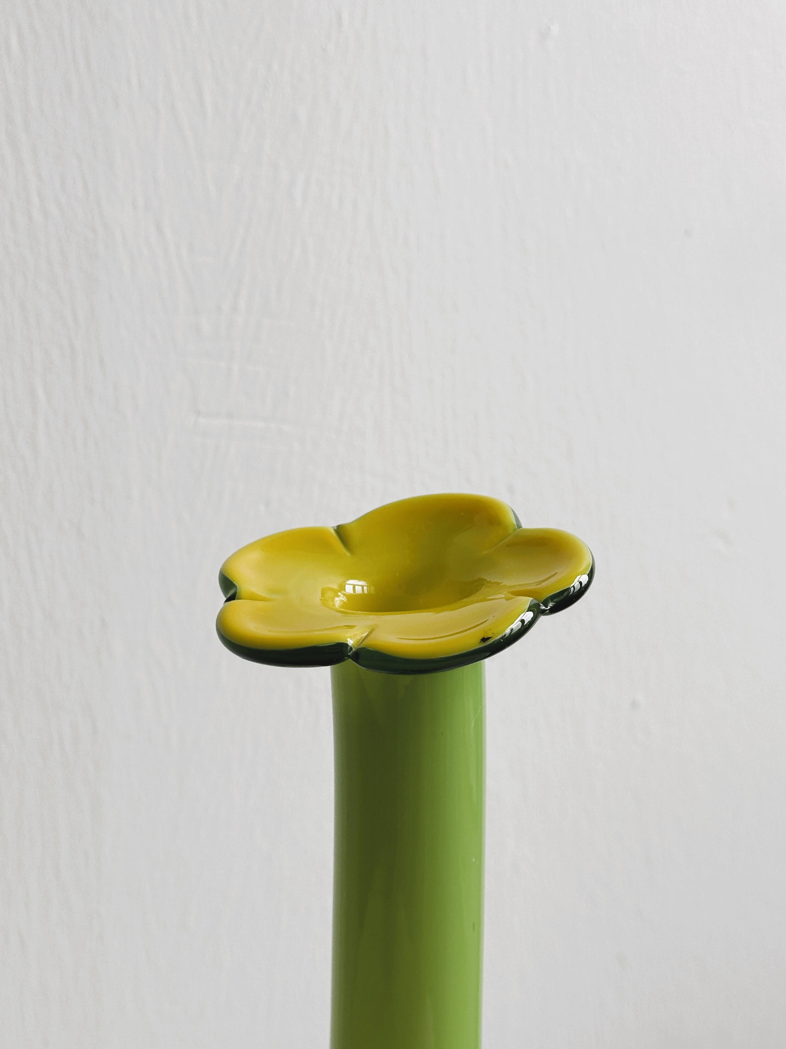 Vase en verre de forme florale, décoration vintage POP.