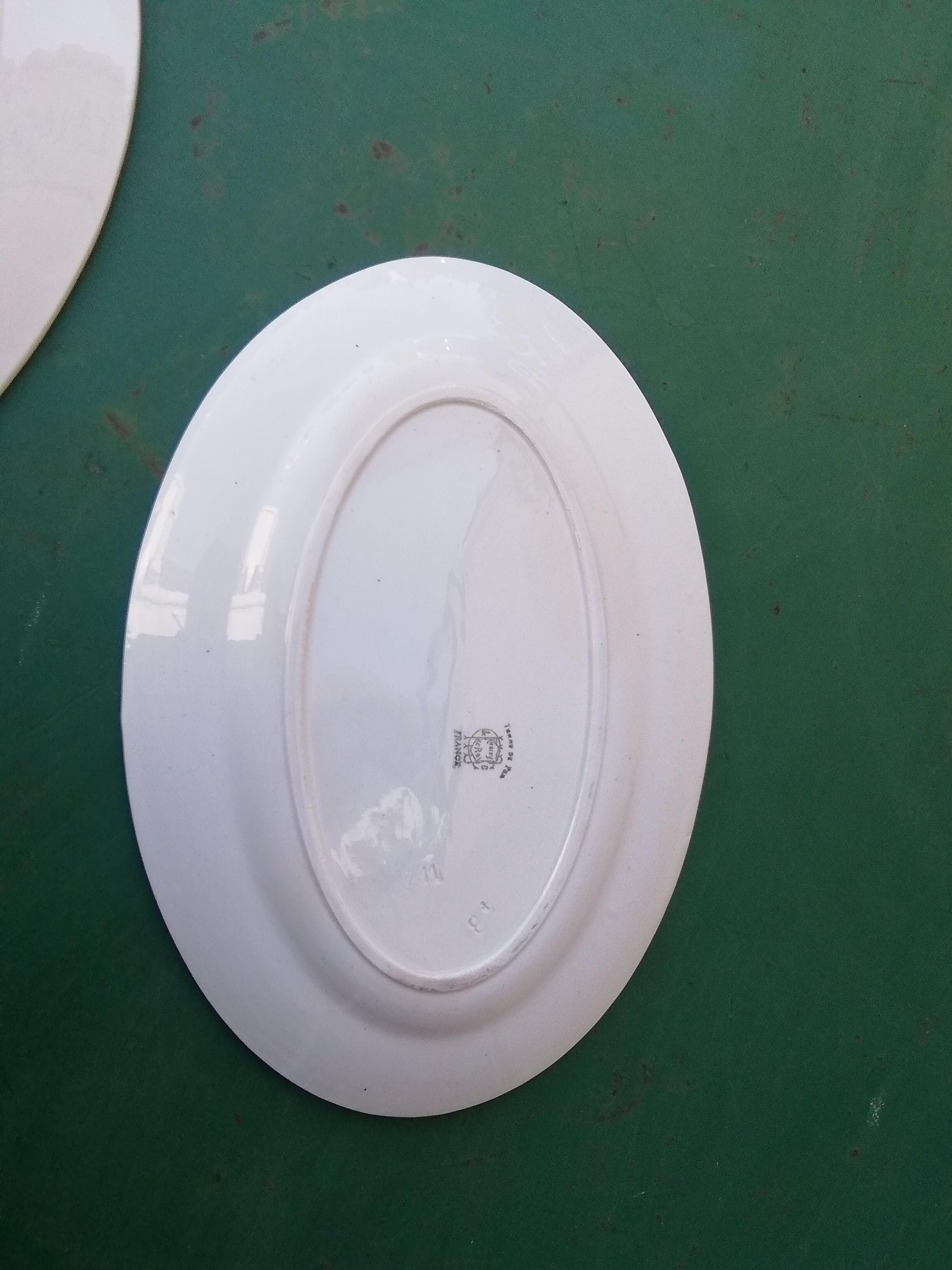 2 oval dishes rooster decorations