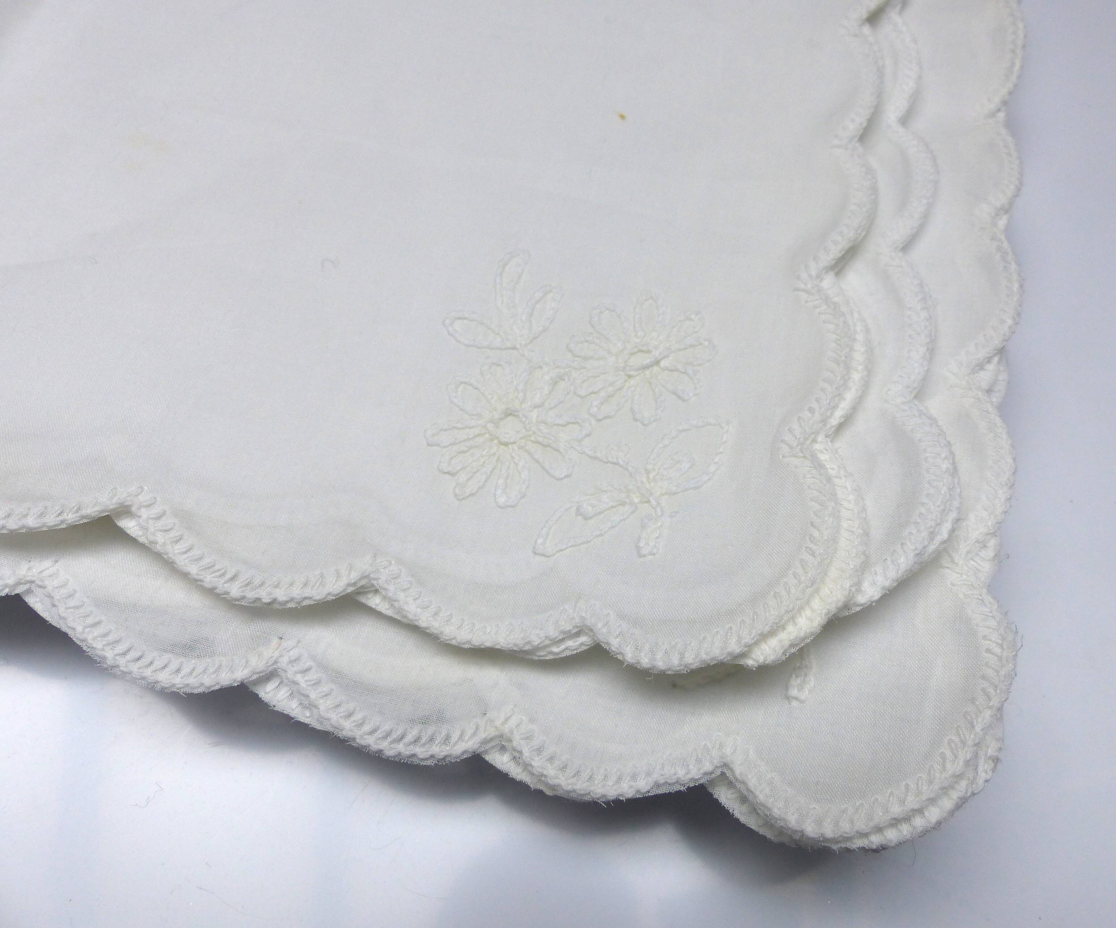 Une nappe et 7 serviettes
