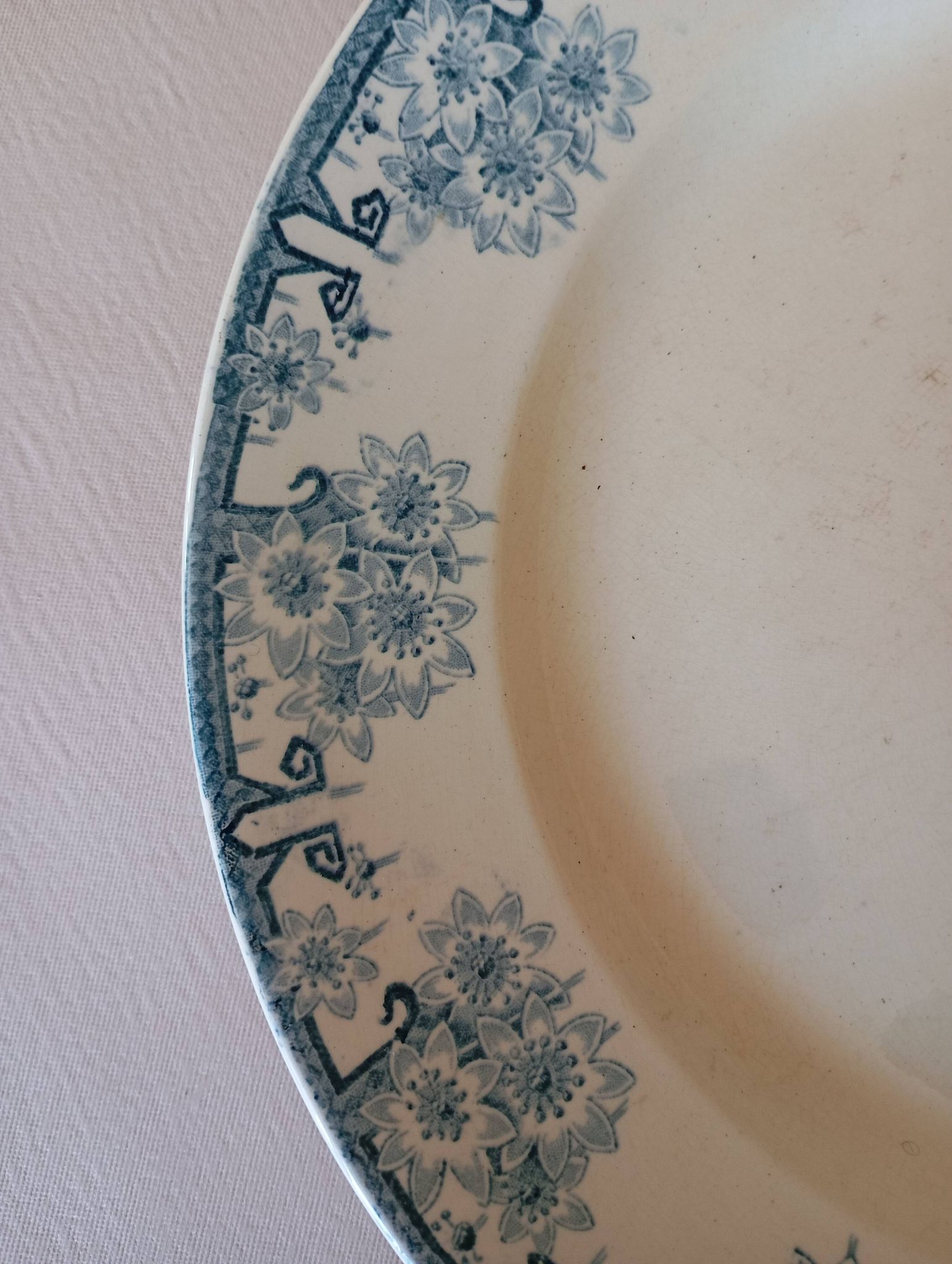 Plat à gâteau en terre de fer Longwy "Marguerites"