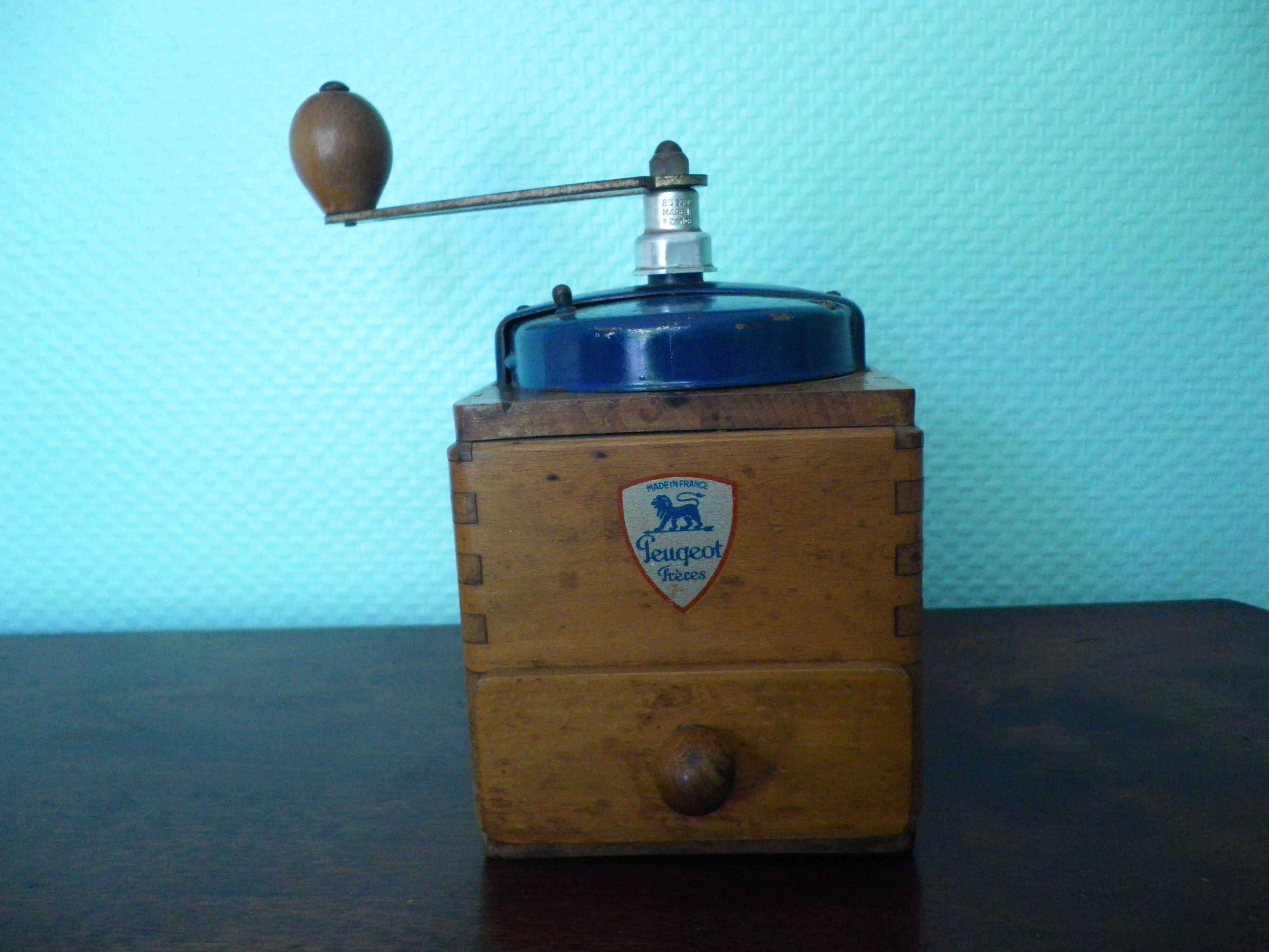 Ancien moulin à café manuel - Peugeot Frères - Bois, métal, métal bleu