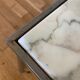 Table basse en marbre et laiton