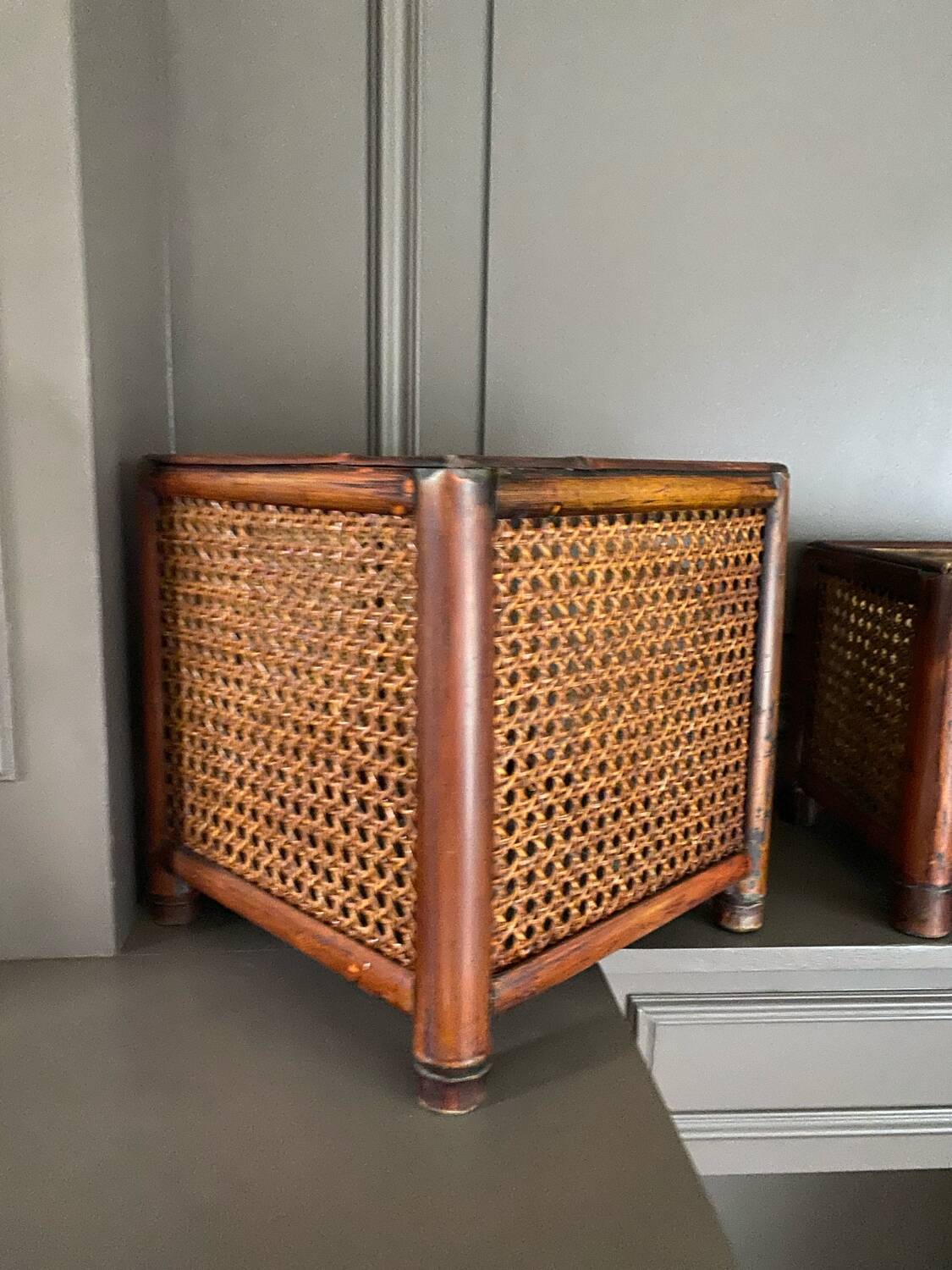 Caches-pots vintage en bois et cannage