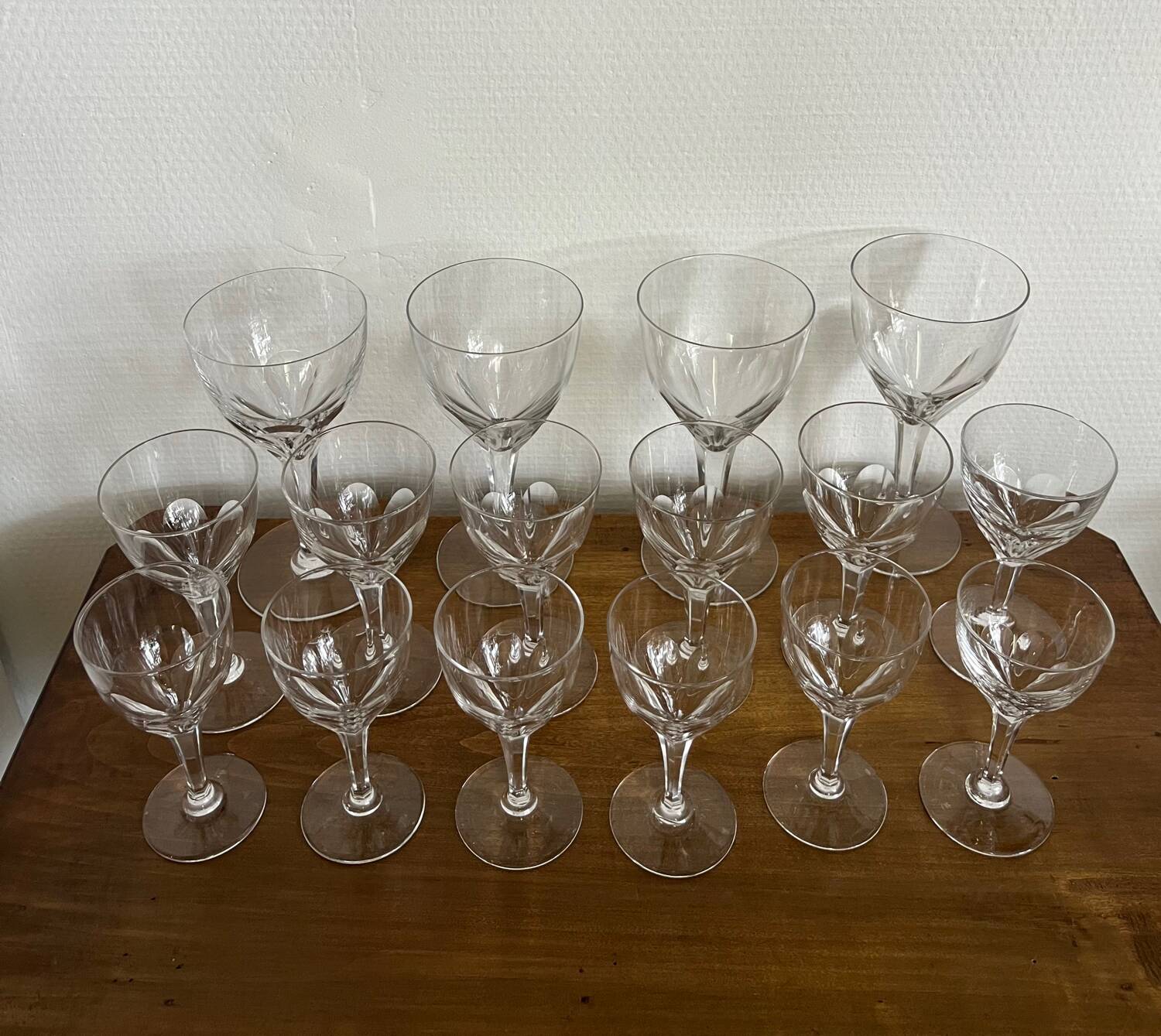 Set of 16 Nestor crystal glasses from Saint Lambert.