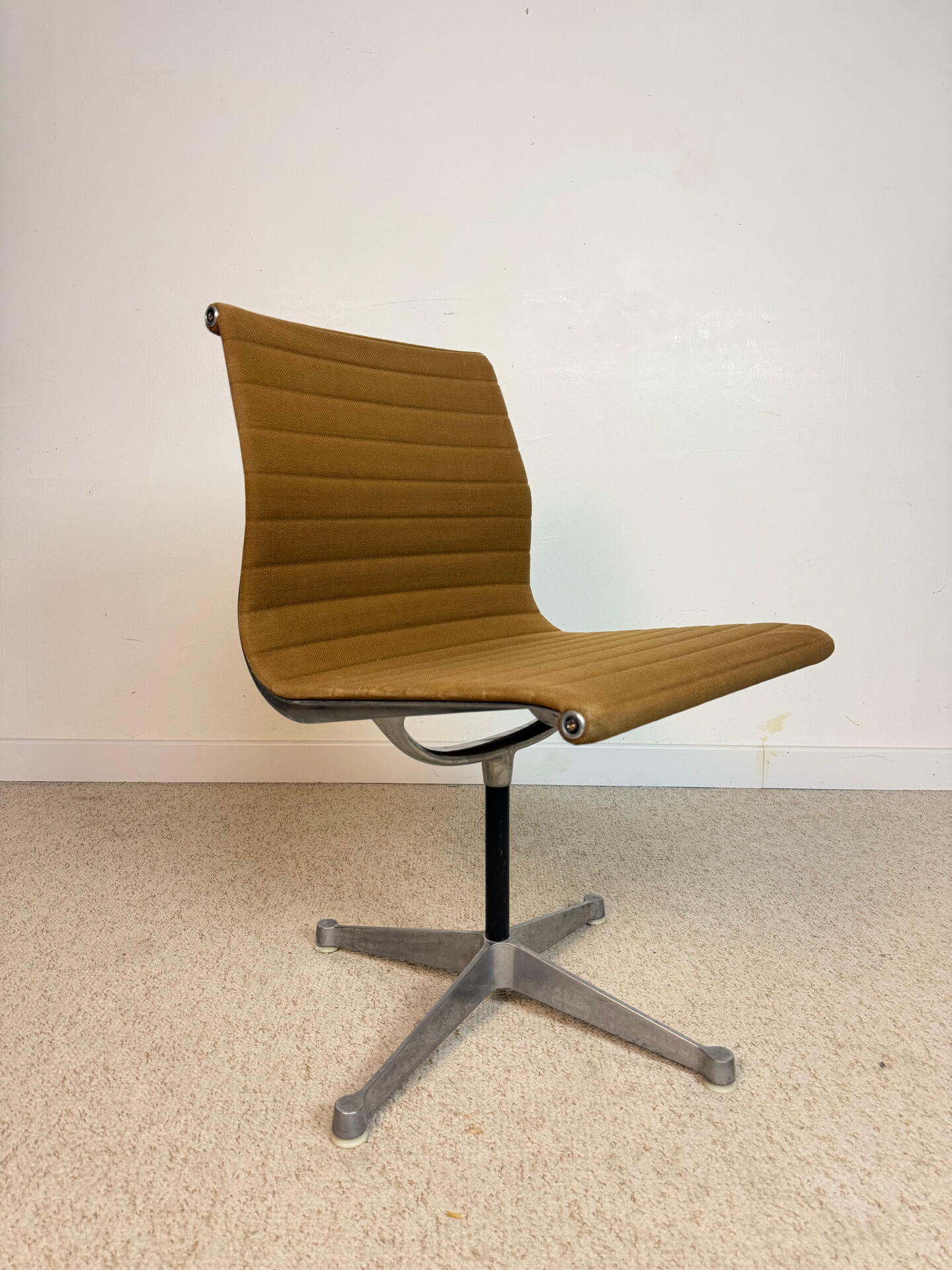 Chaises Herman Miller Aluminium Group – Charles & Ray Eames – lot de 2