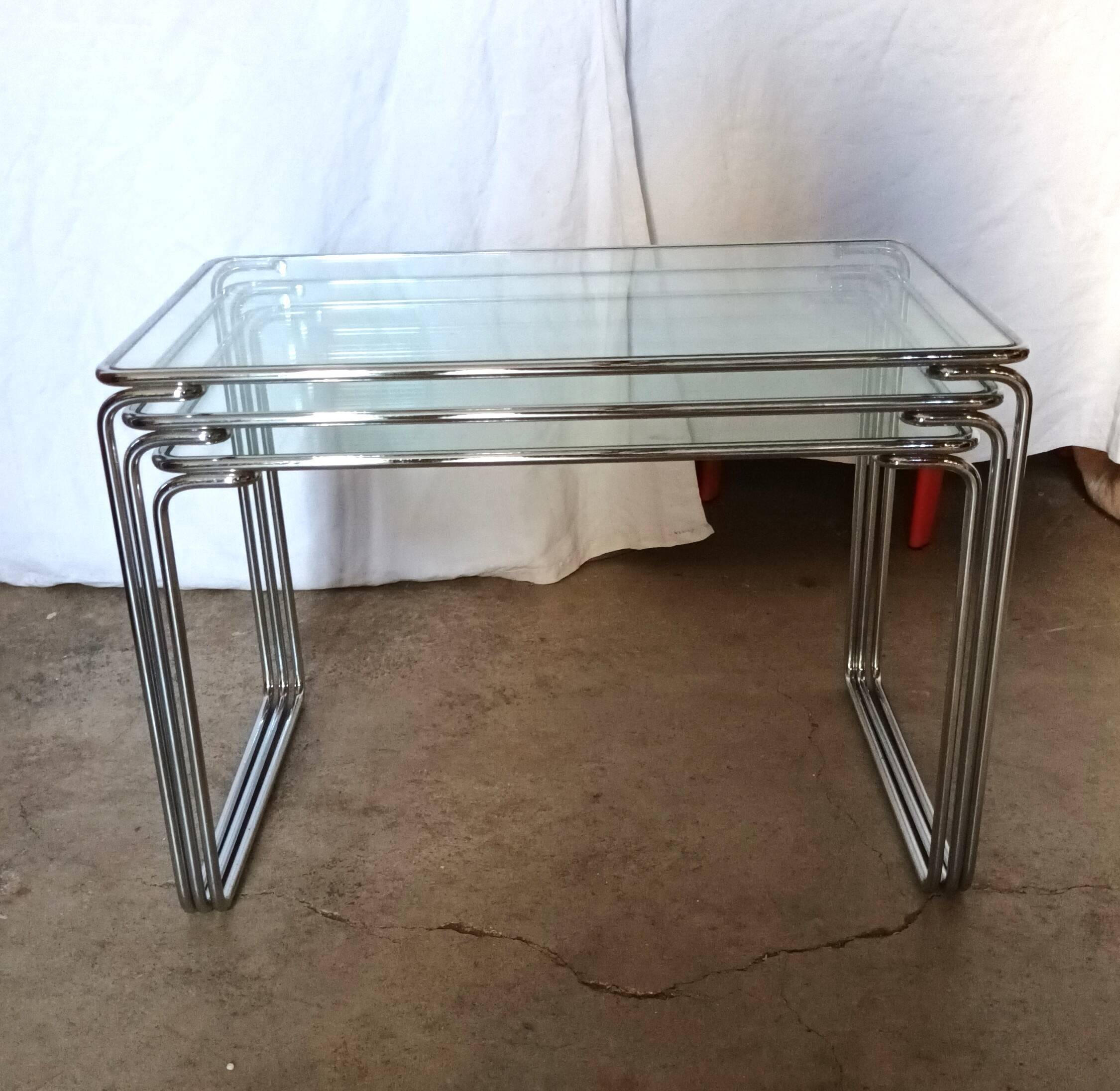 3 nesting tables in chrome metal and glass, 1970s.