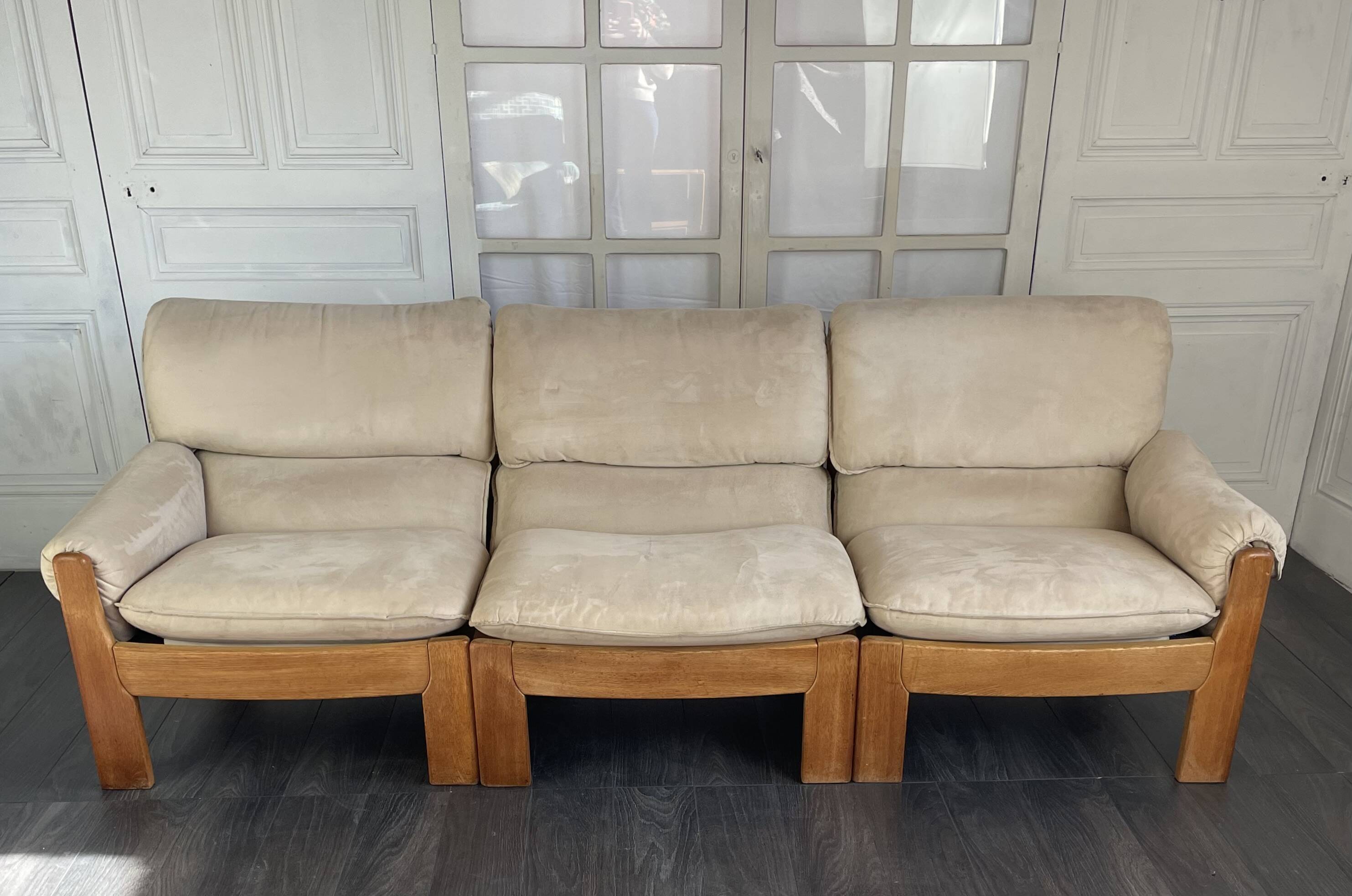 Canapé trois modules en alcantara beige