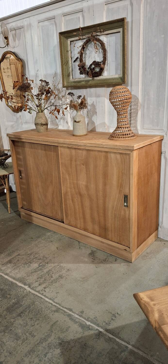 Meuble de métier à portes coulissantes