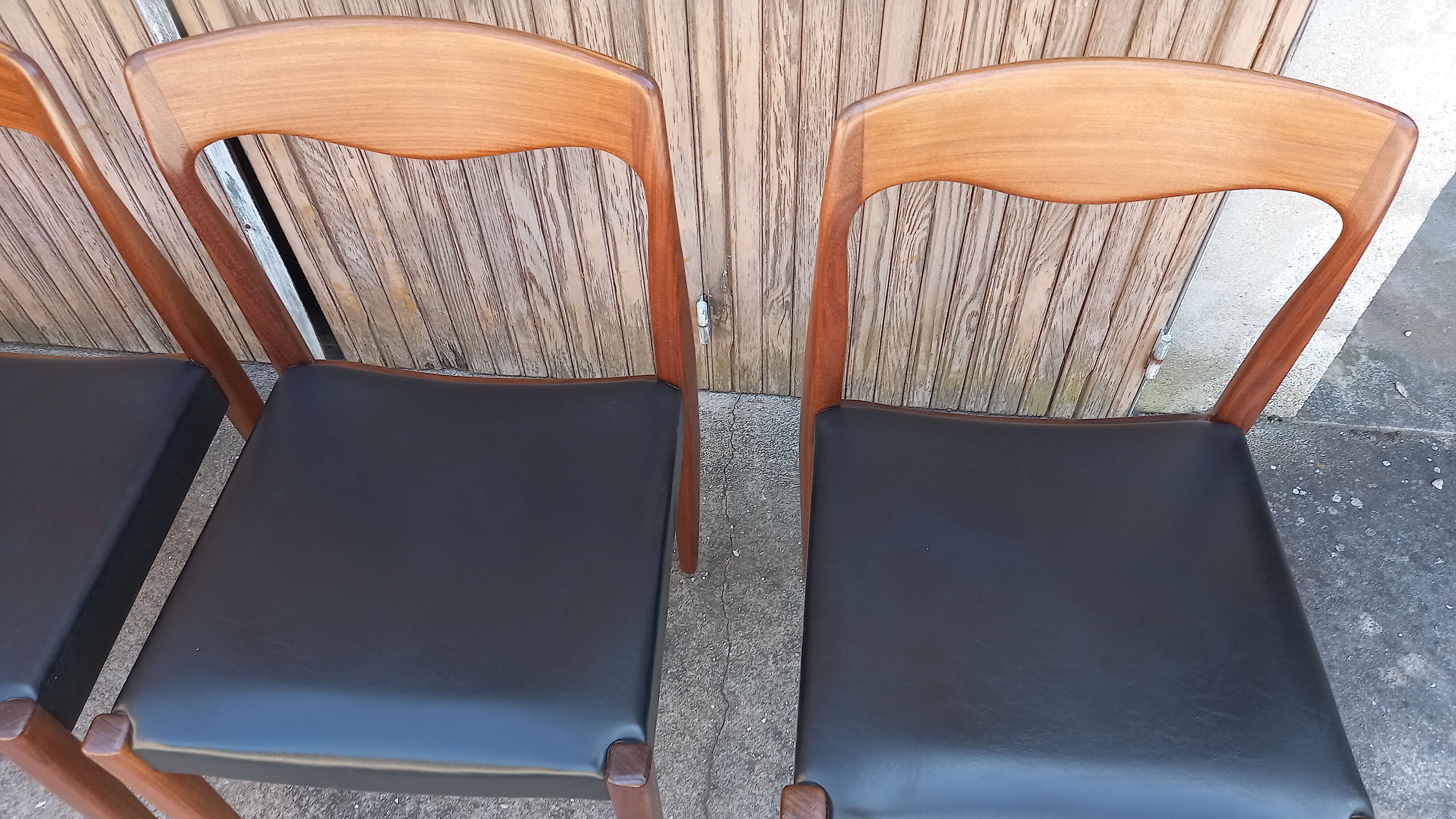 Suite de quatre chaises teck vintage