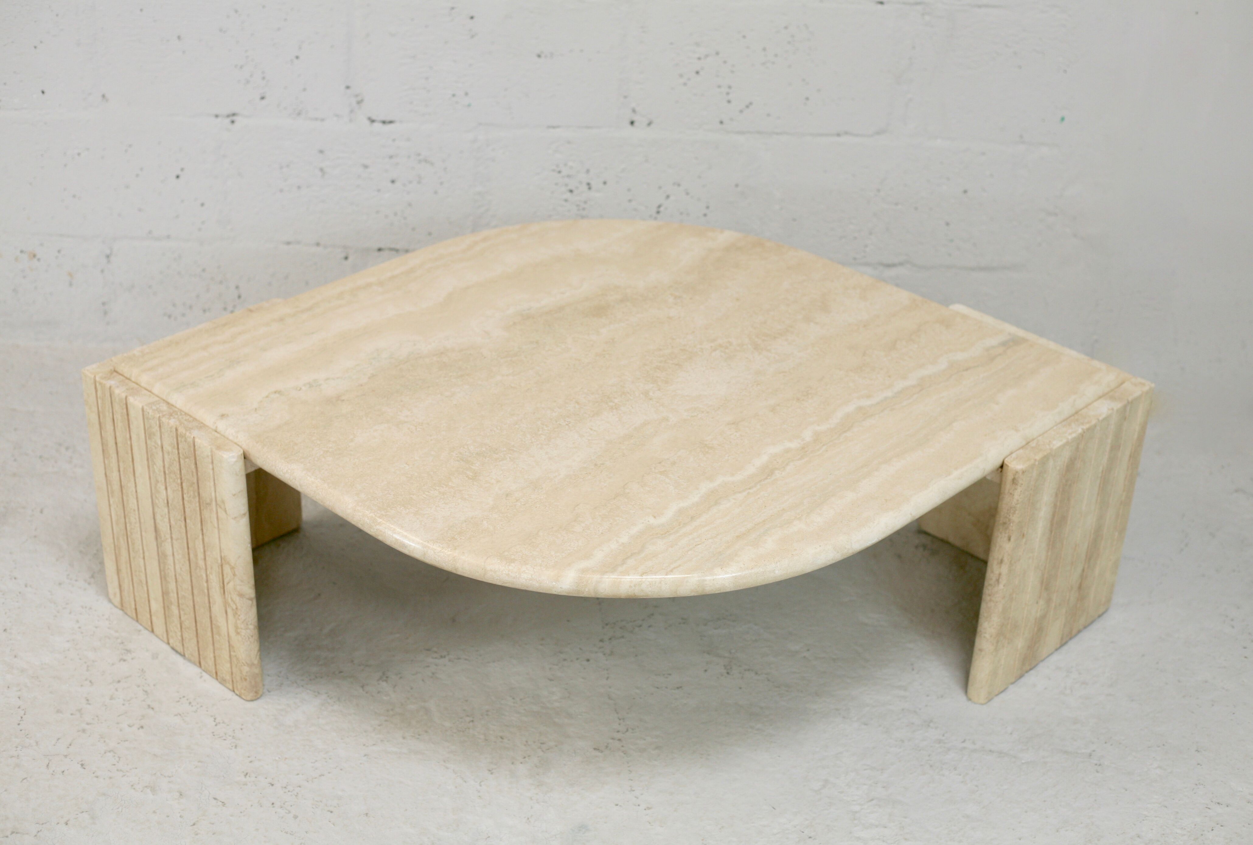 Table basse de forme courbe, travertin, France, circa 1970.