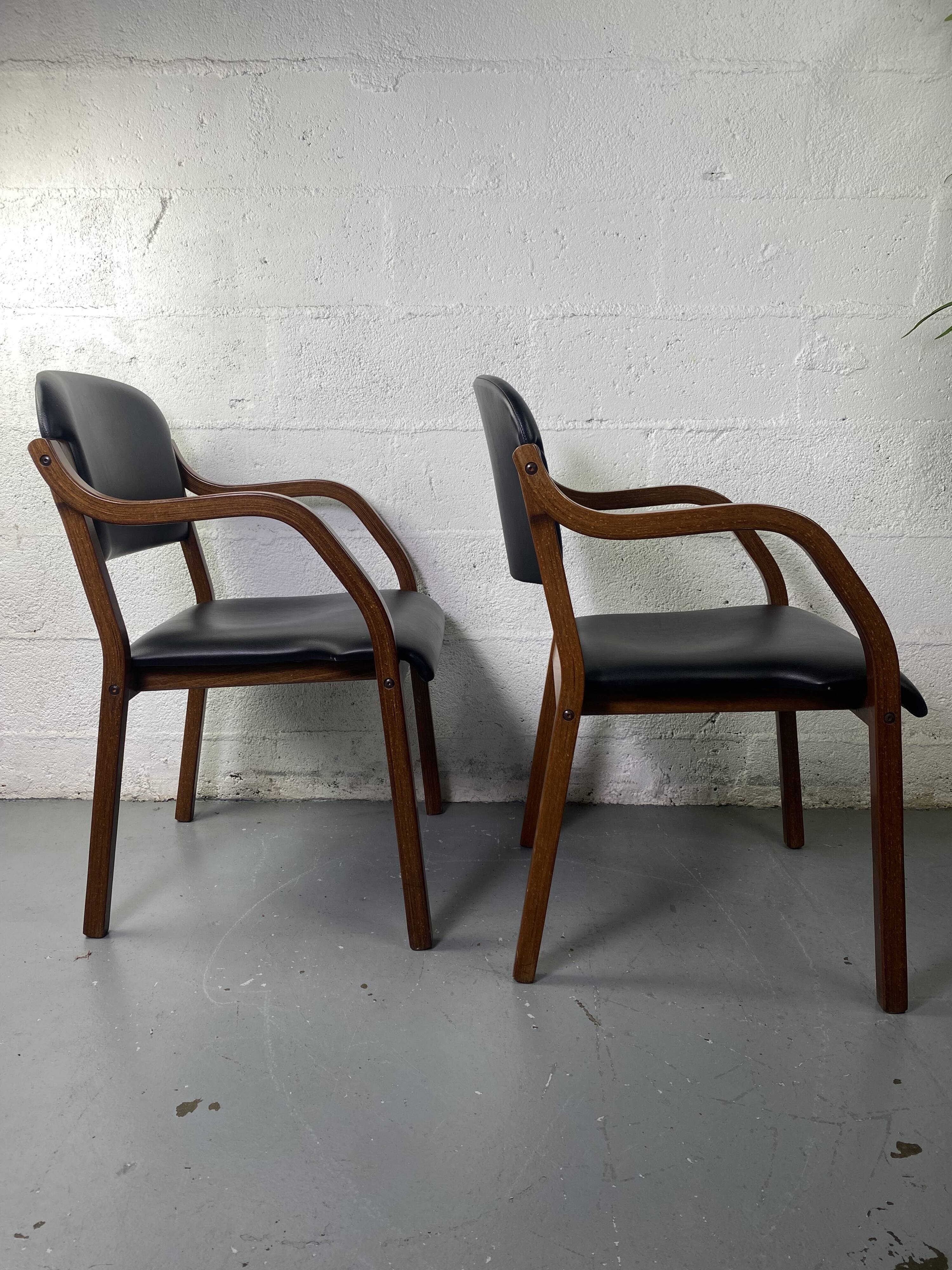 Paire de fauteuils en cuir et bois
