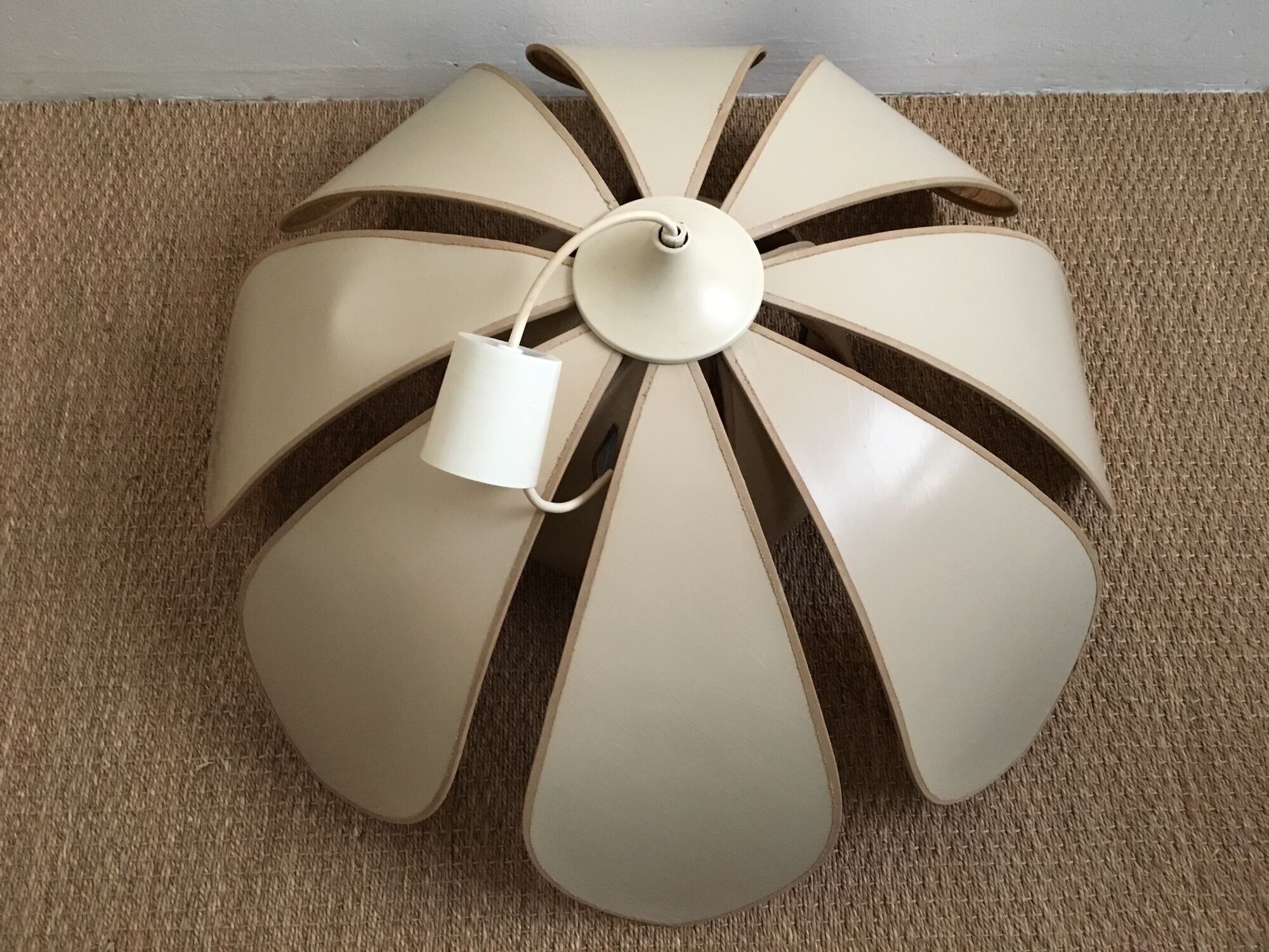 Suspension fleur petales beiges et dorees vintage