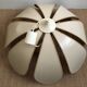 Suspension fleur petales beiges et dorees vintage
