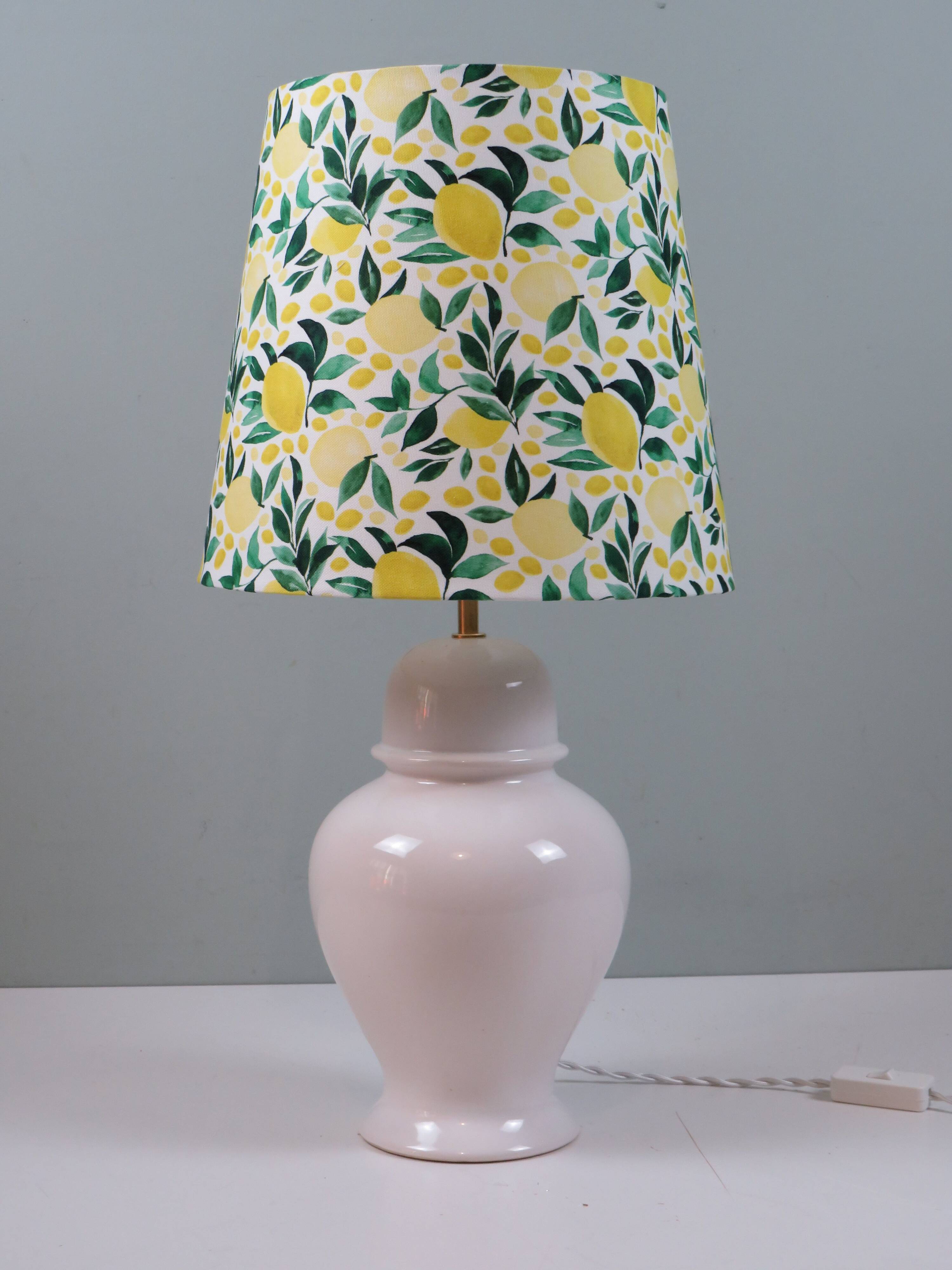 Lampe vintage en céramique blanche avec abat-jour citron, sur mesure