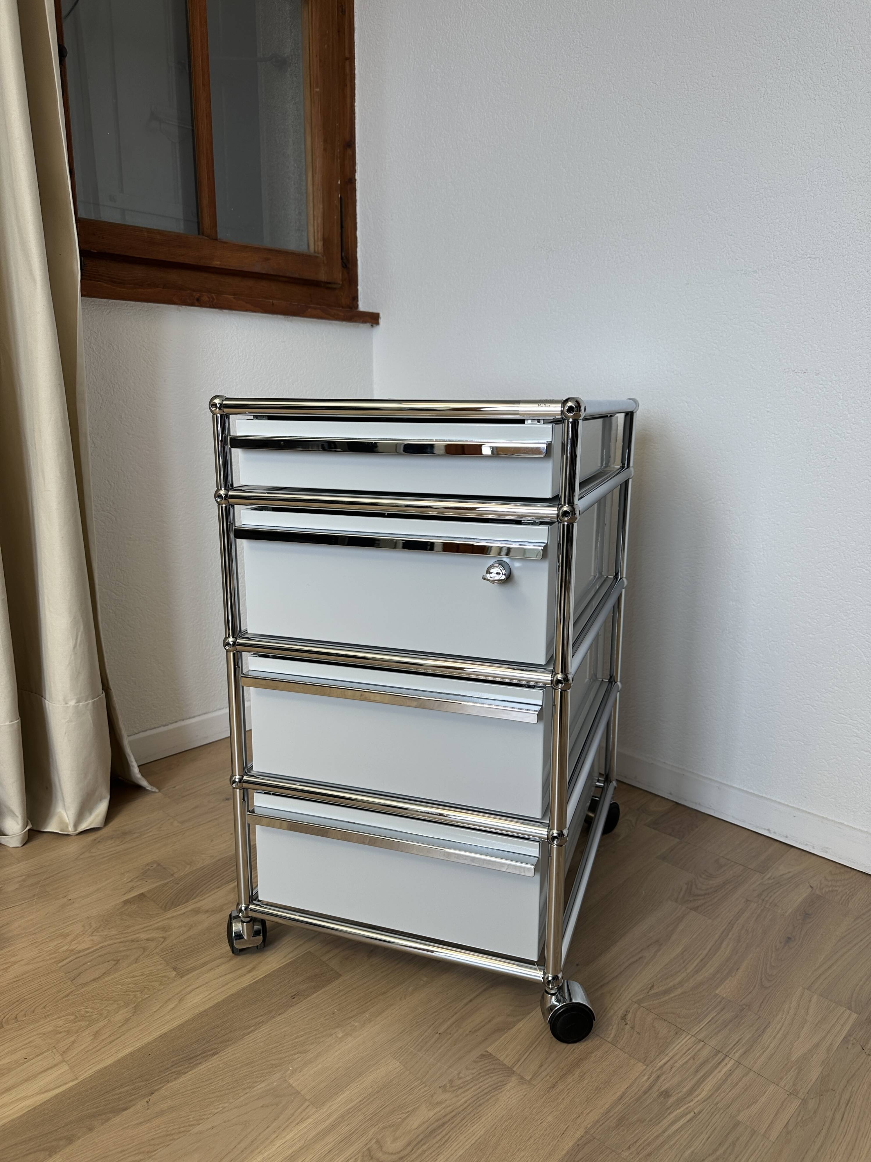 USM Haller wheeled caisson in light grey