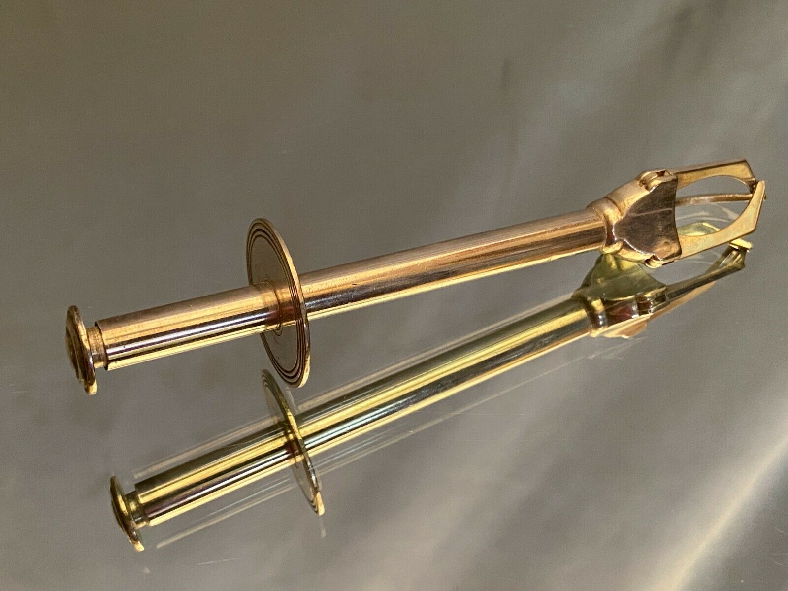 Silver metal crab type sugar clamp