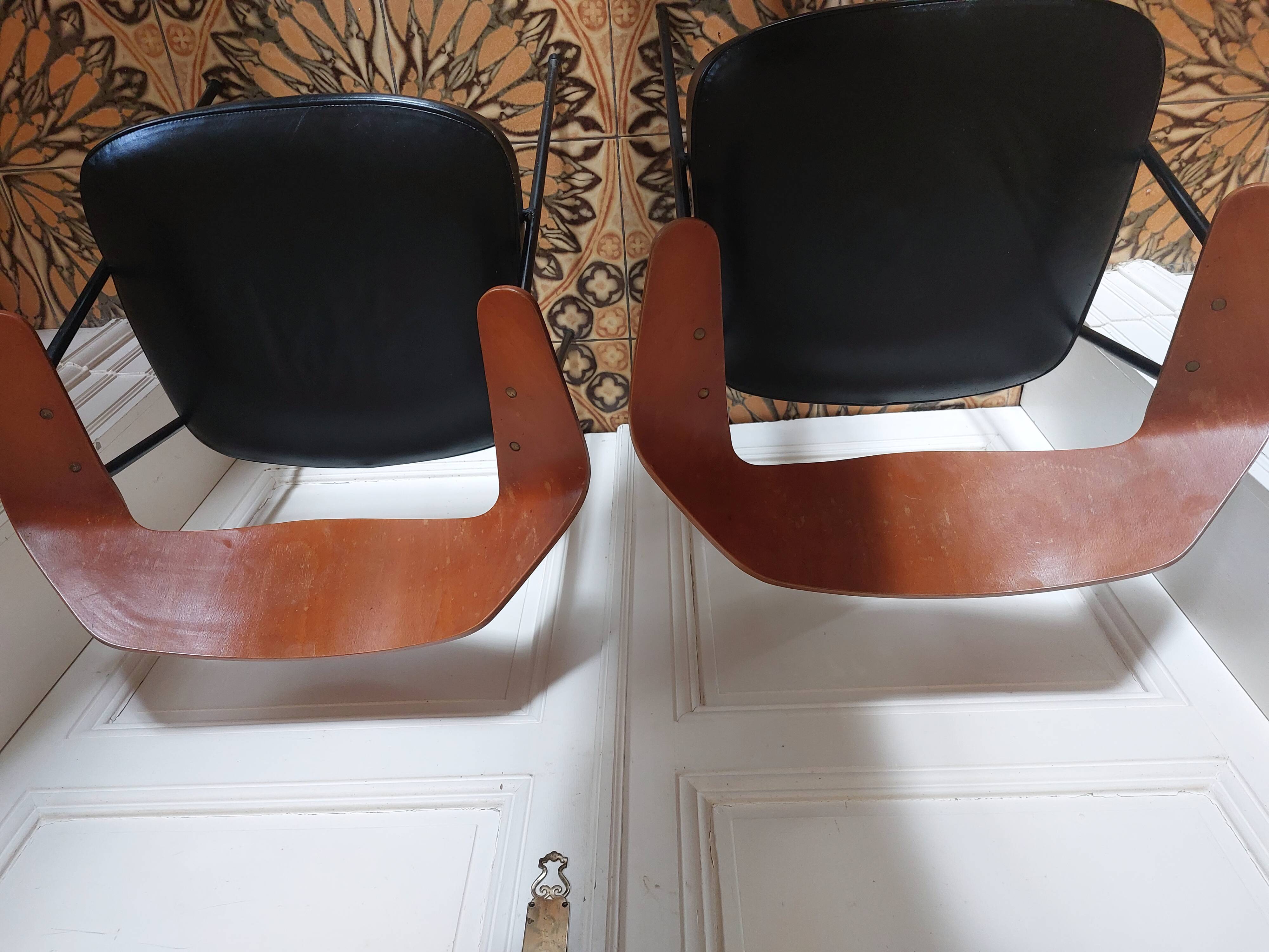 2 fauteuils modèle 675 par Robin Day