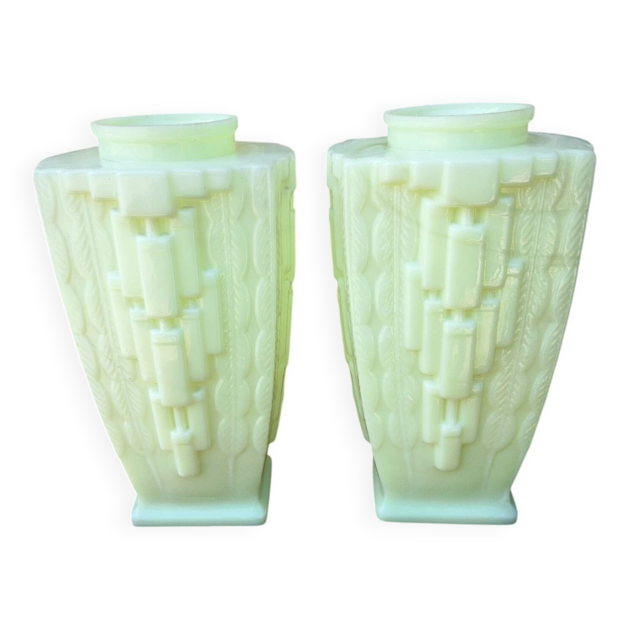 Paire de vases Art Déco en opaline uranifère vers 1930