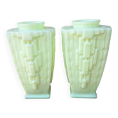 Paire de vases Art Déco en opaline uranifère vers 1930