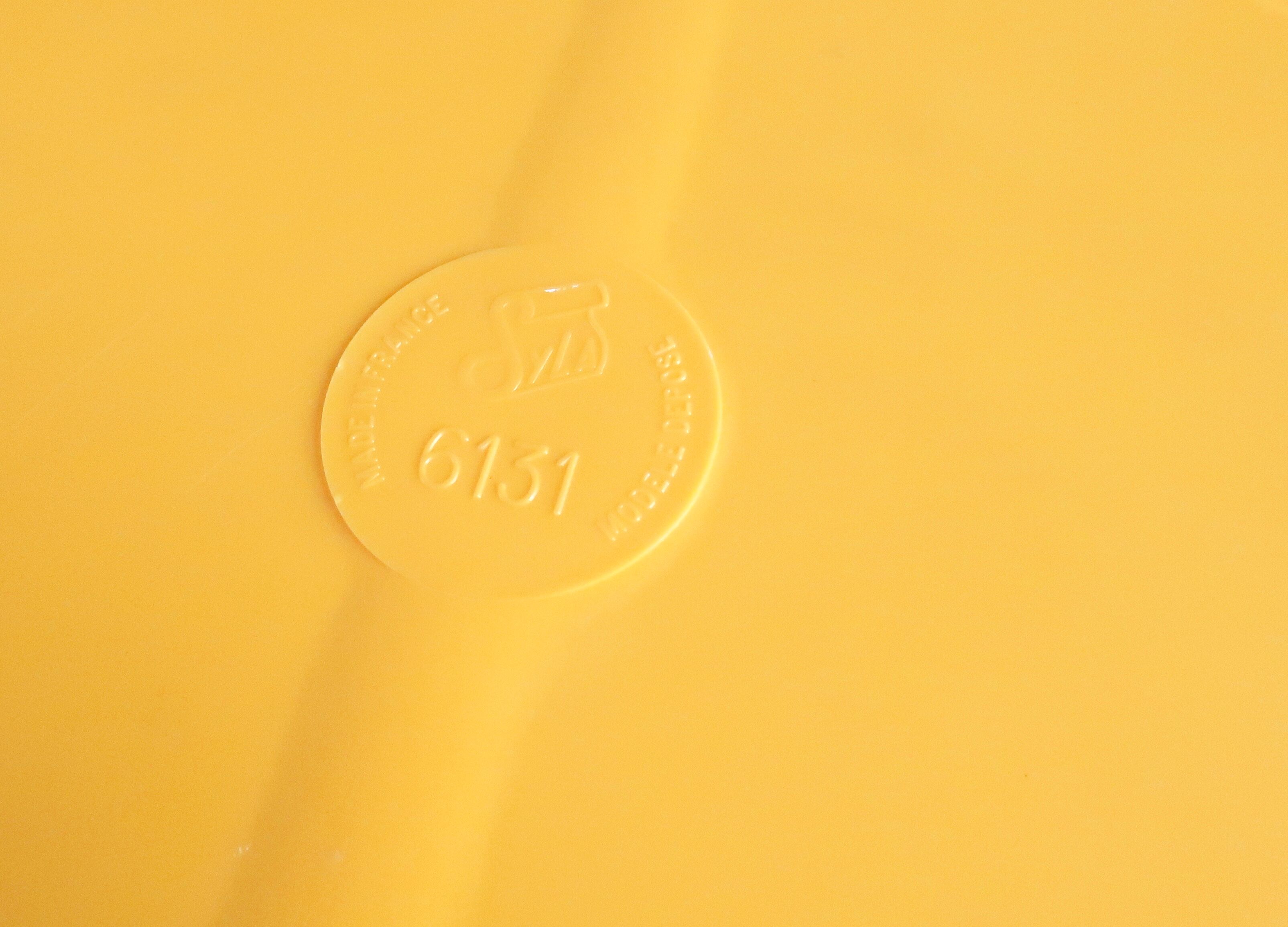 Syla round mirror in yellow plastic, 70s