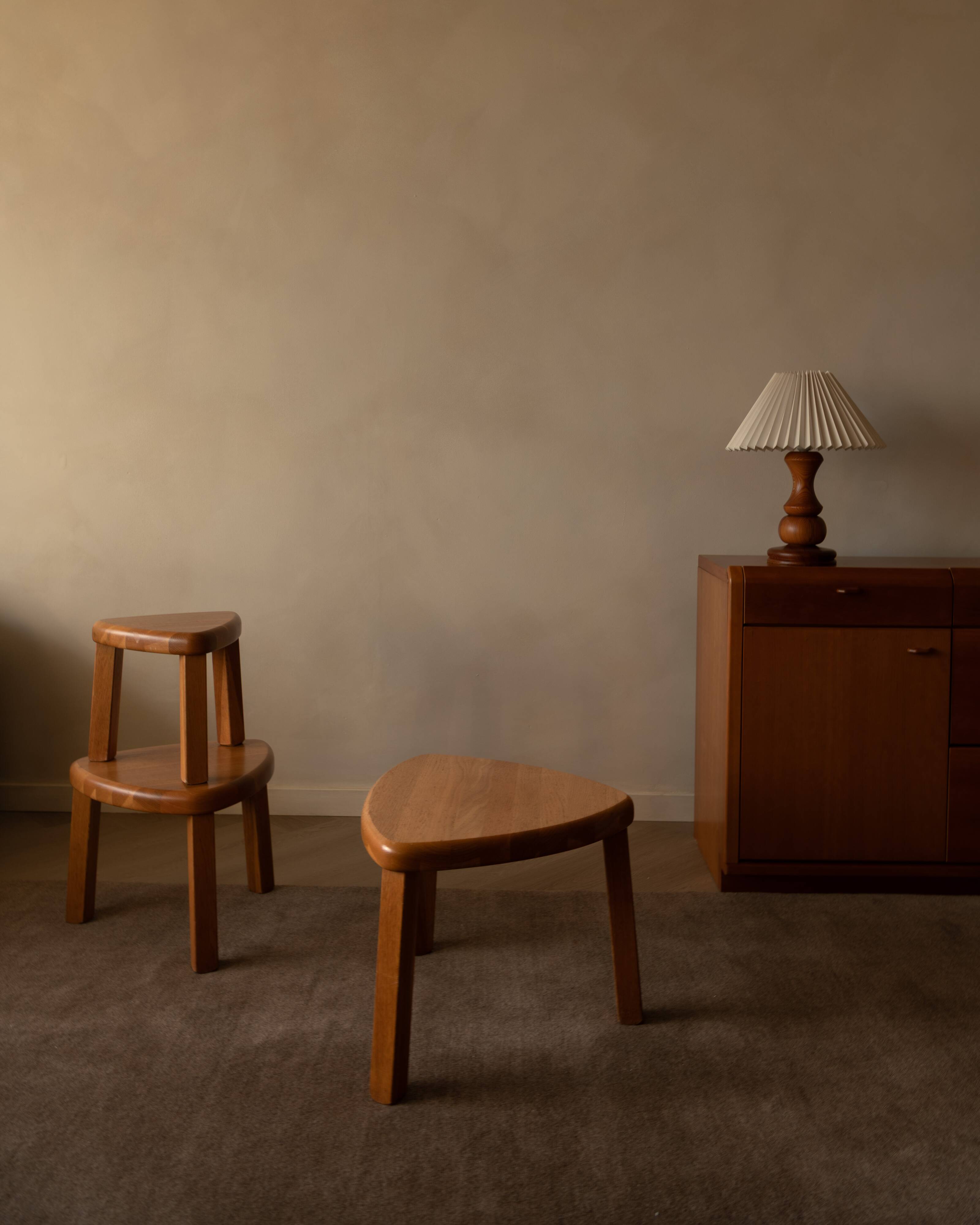 Tables gigognes en chêne massif des années 1970, ensemble de 3 · Plateaux triangulaires organiques
