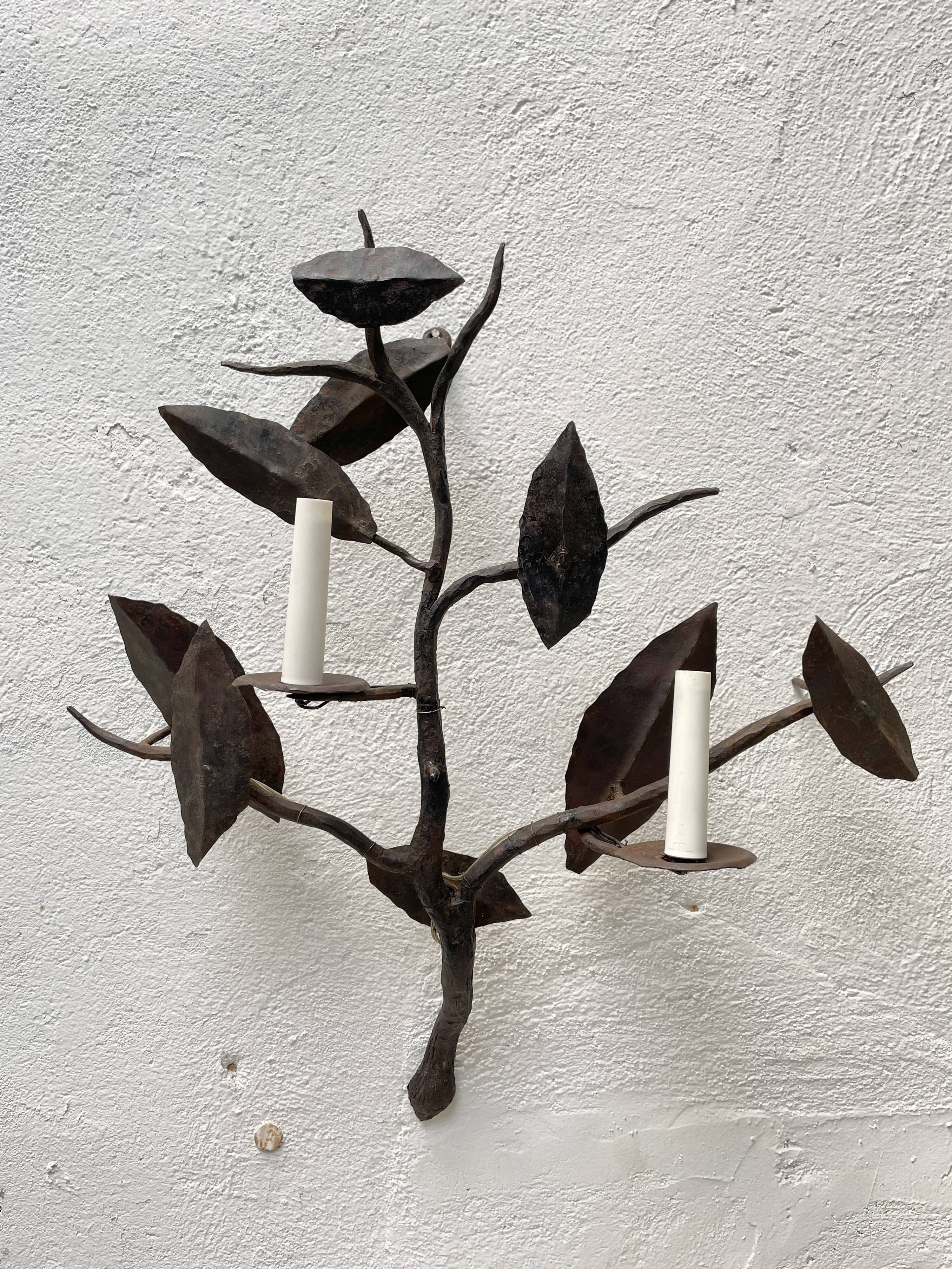 Wall lamp in wrought iron.