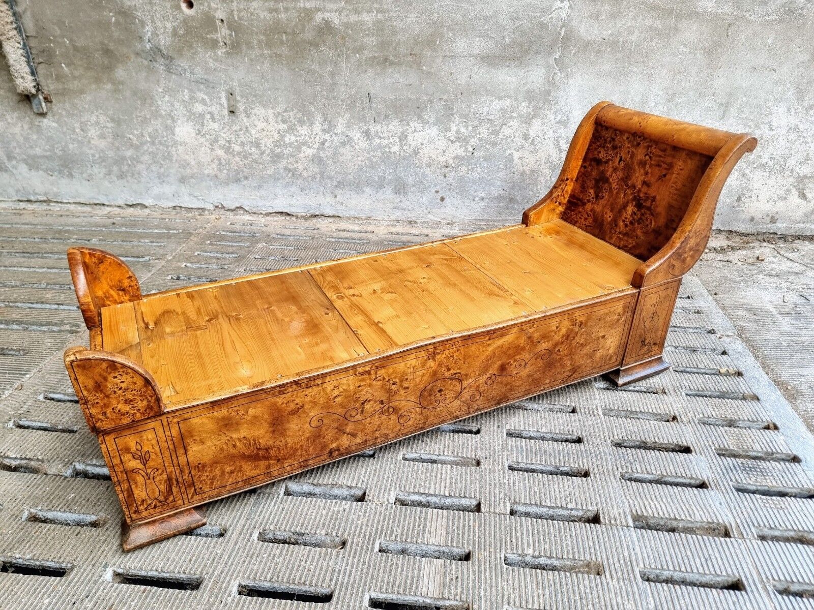 Antique chaise longue daybed Empire style walnut