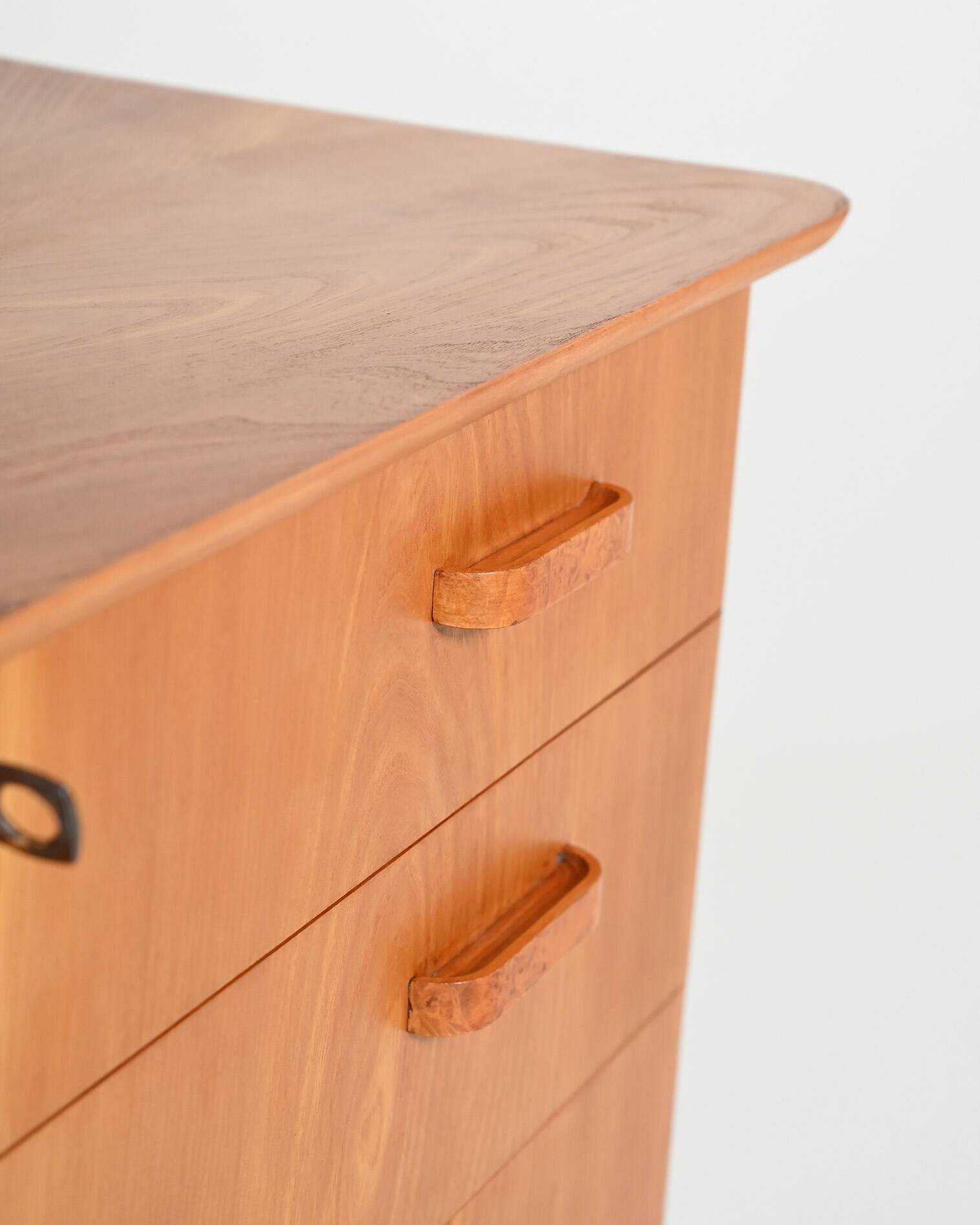 Commode scandinave en bois d'orme, années 1950