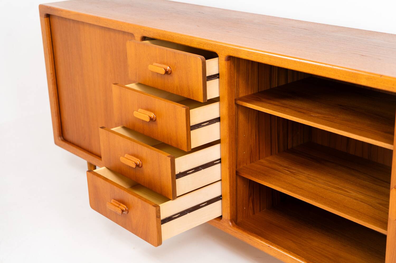 Buffet en teck avec portes à tambour par Silkeborg (Danemark, années 1960).
