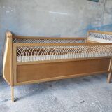 Lit bébé en bois et rotin vintage