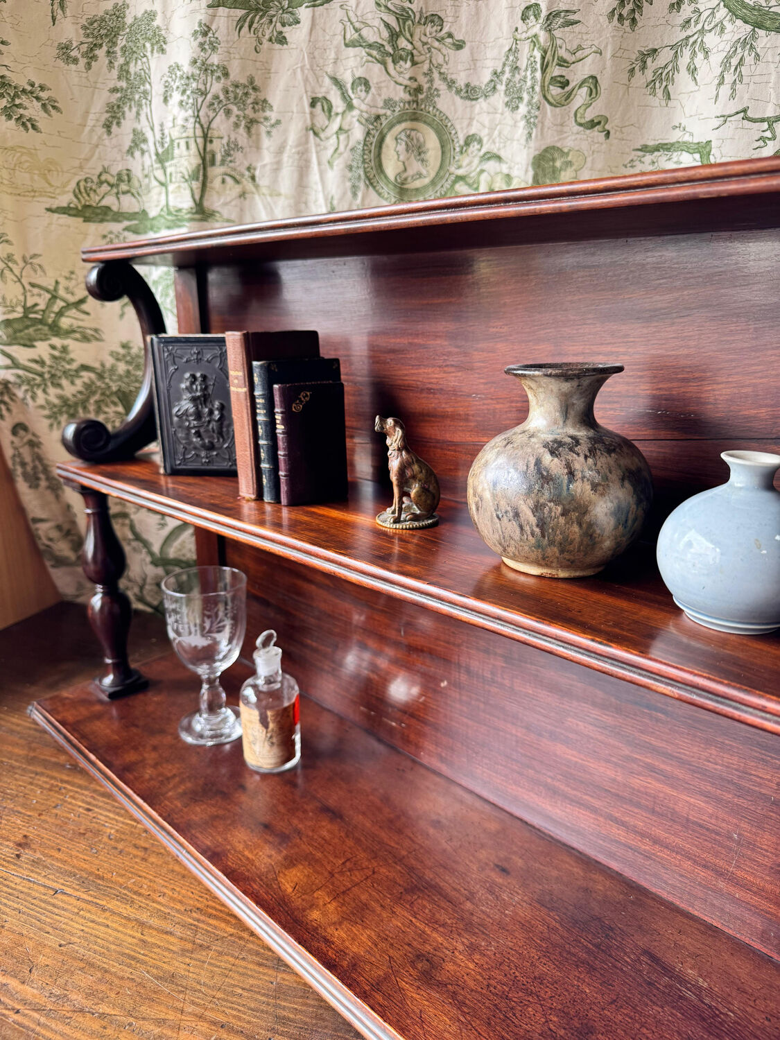 Elegant Victorian mahogany wall shelf. Late 19th century.