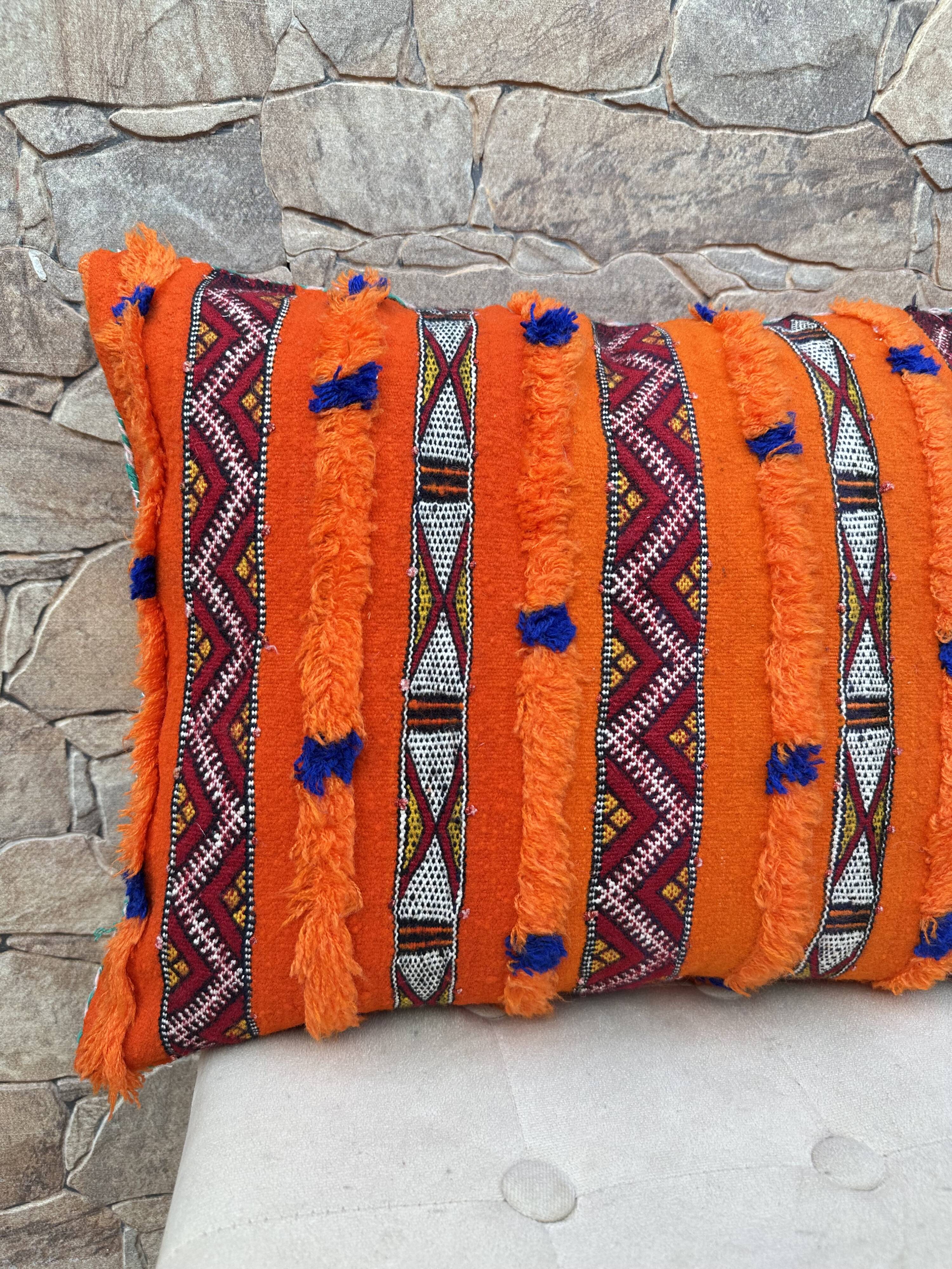 Magnifique coussin Kilim berbère vintage du Maroc