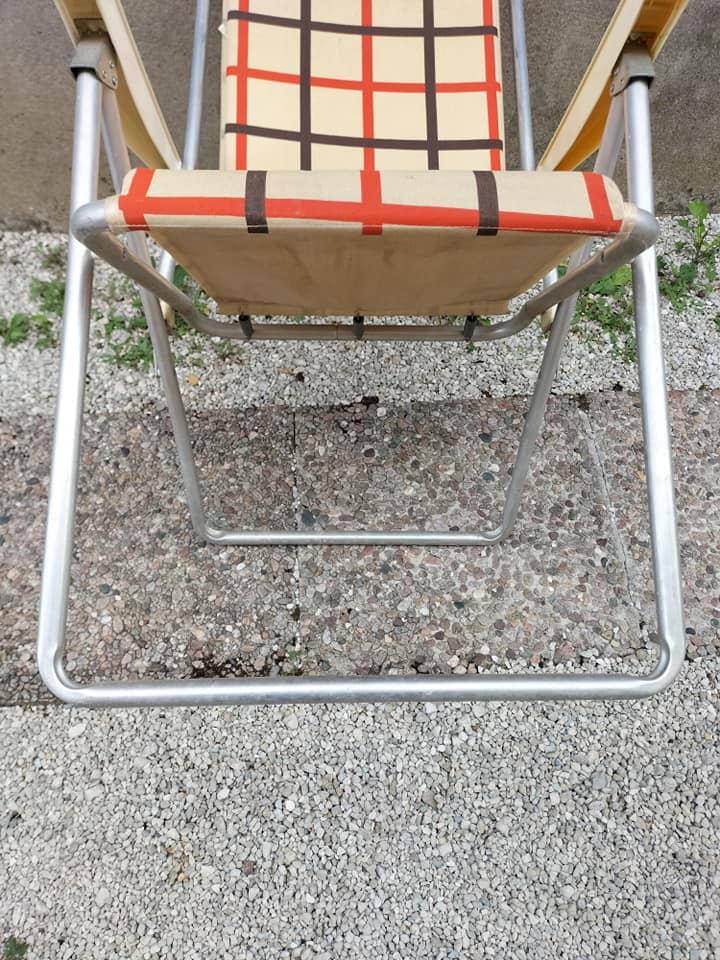 Set of two vintage folding chairs