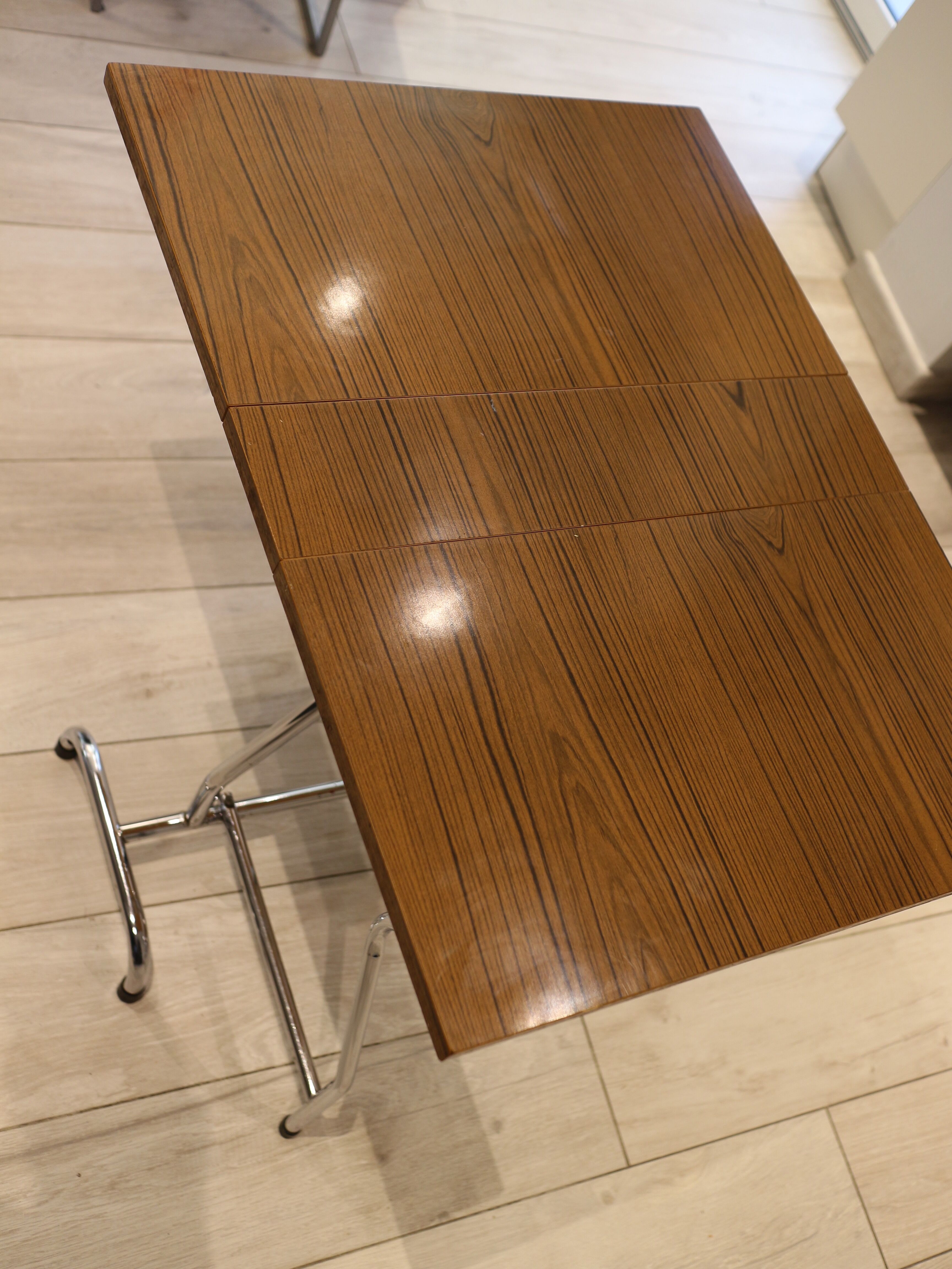 Table in folding brown Formica