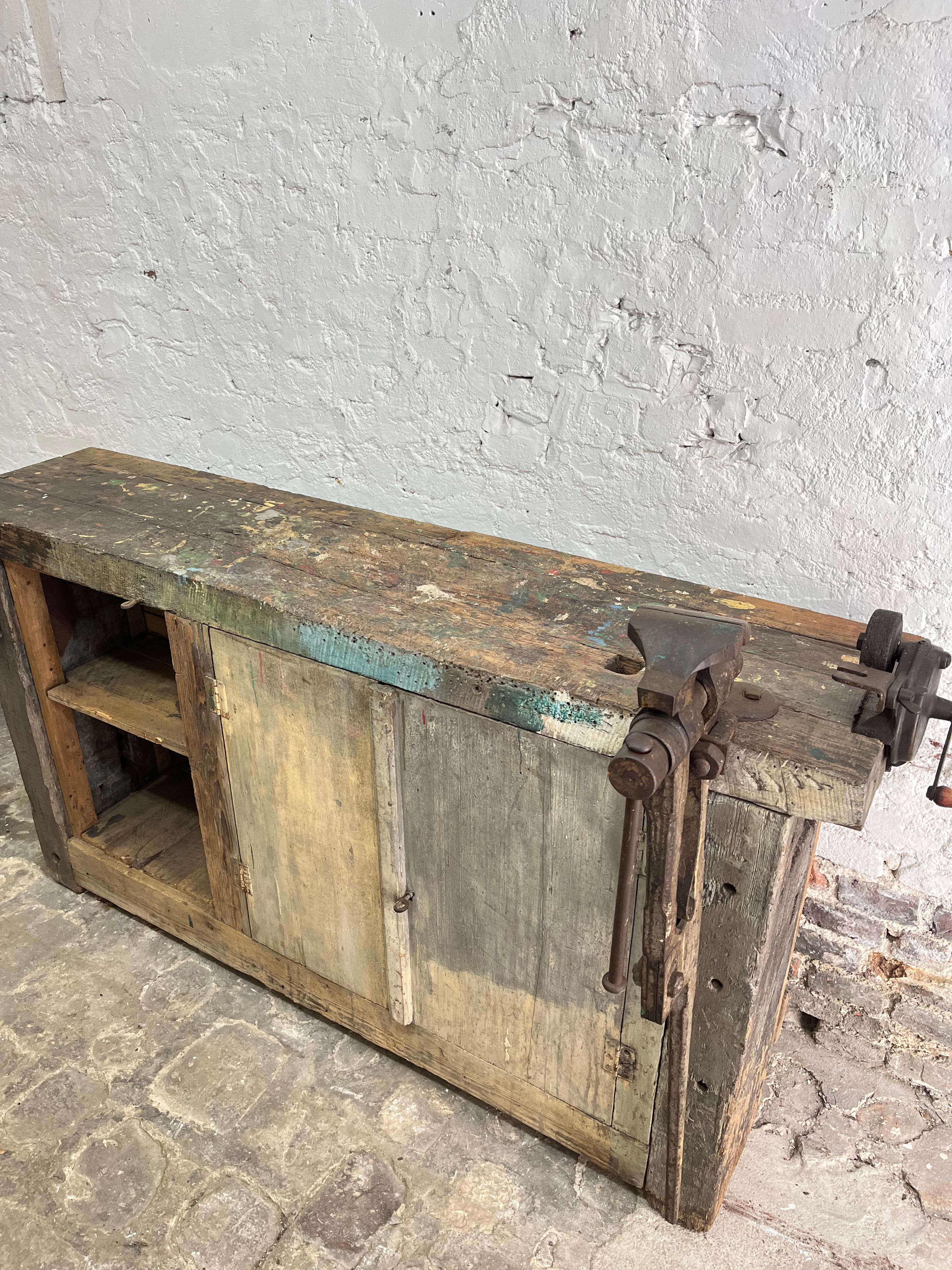 Workshop establishment with doors