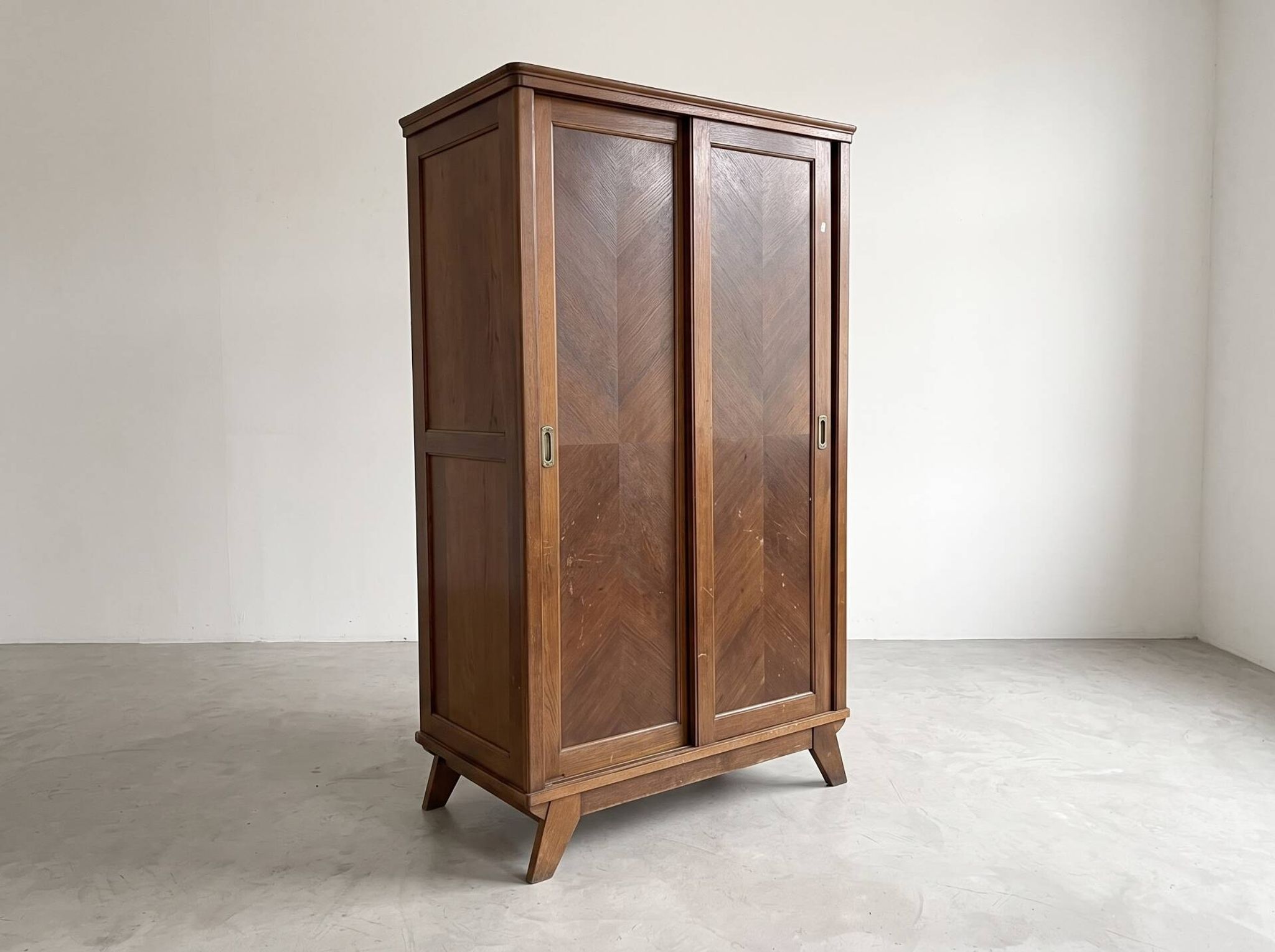 Armoire parisienne 