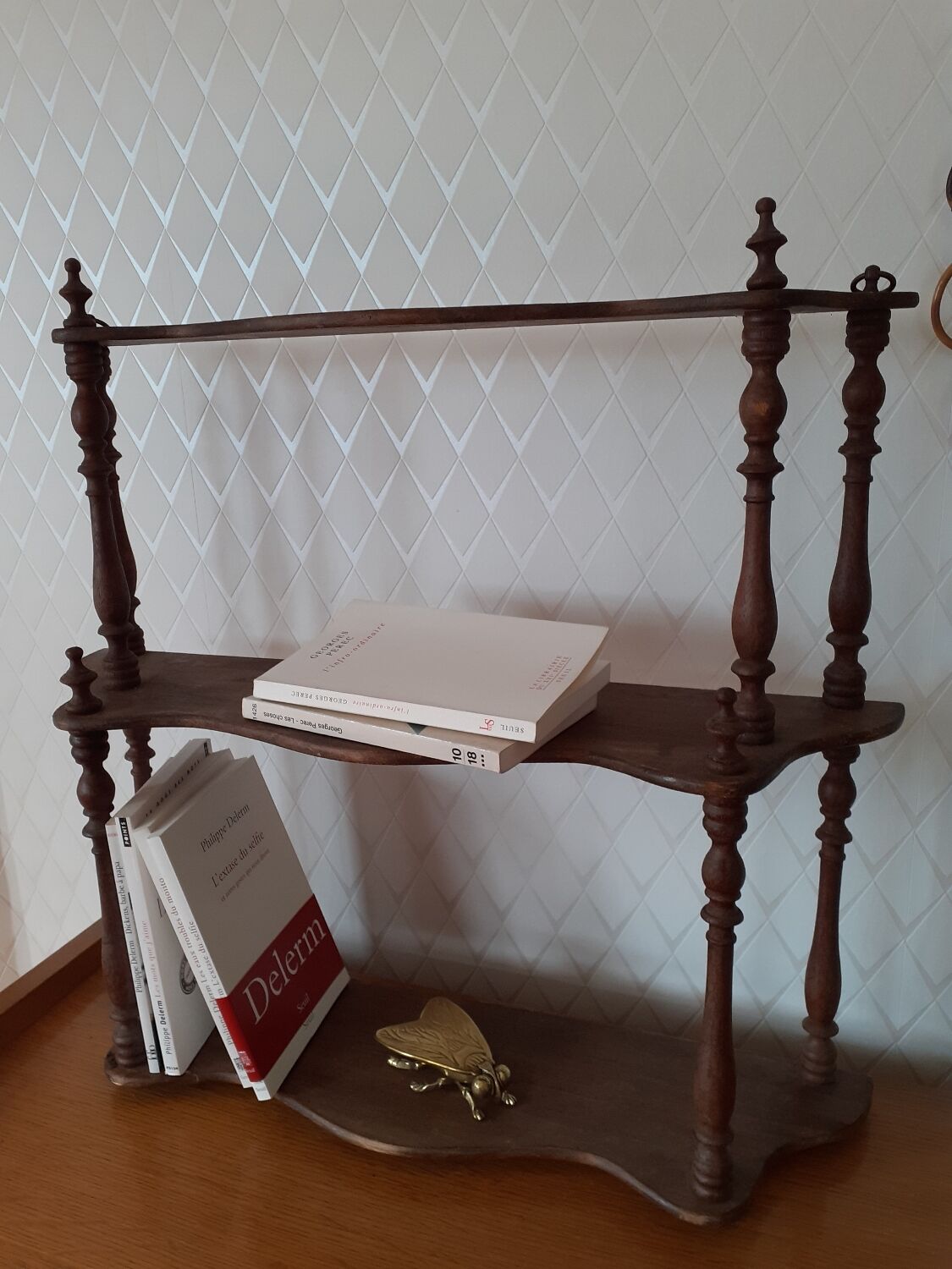 Étagère murale bois tourné