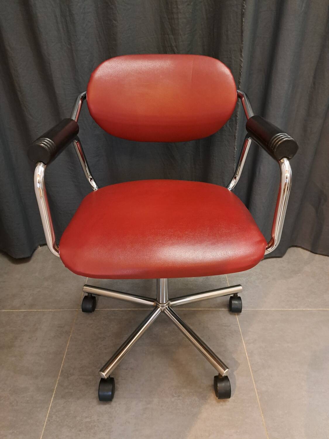 Kevi armchair in skai and chrome metal